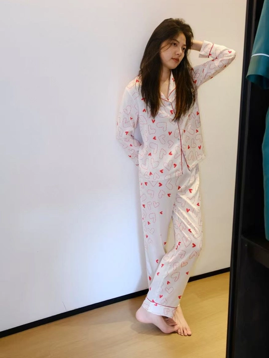 Ayollar ipak pijama-duoyi yurak naqshi bilan — ko‘ylak va shim - 