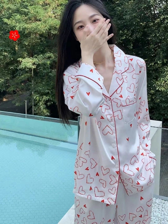 Ayollar ipak pijama-duoyi yurak naqshi bilan — ko‘ylak va shim