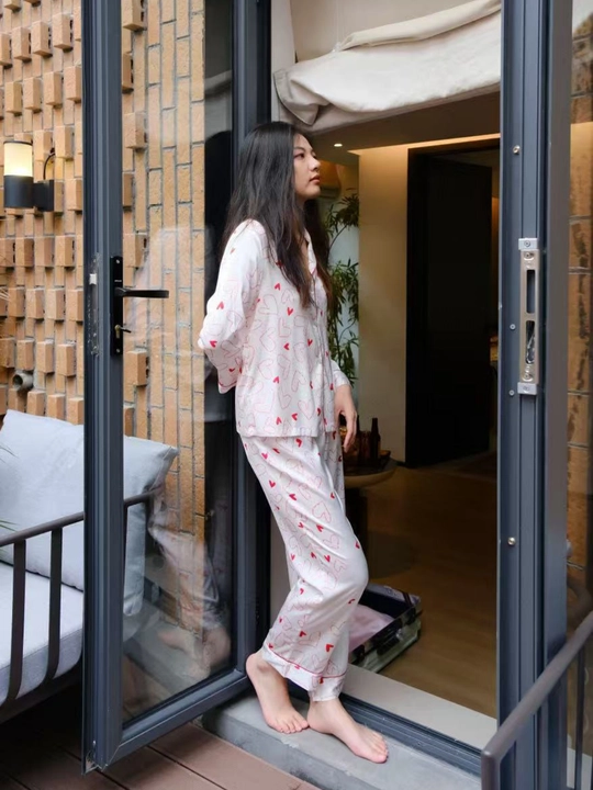Ayollar ipak pijama-duoyi yurak naqshi bilan — ko‘ylak va shim