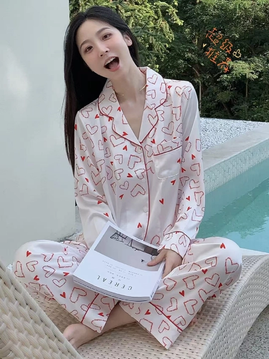 Ayollar ipak pijama-duoyi yurak naqshi bilan — ko‘ylak va shim