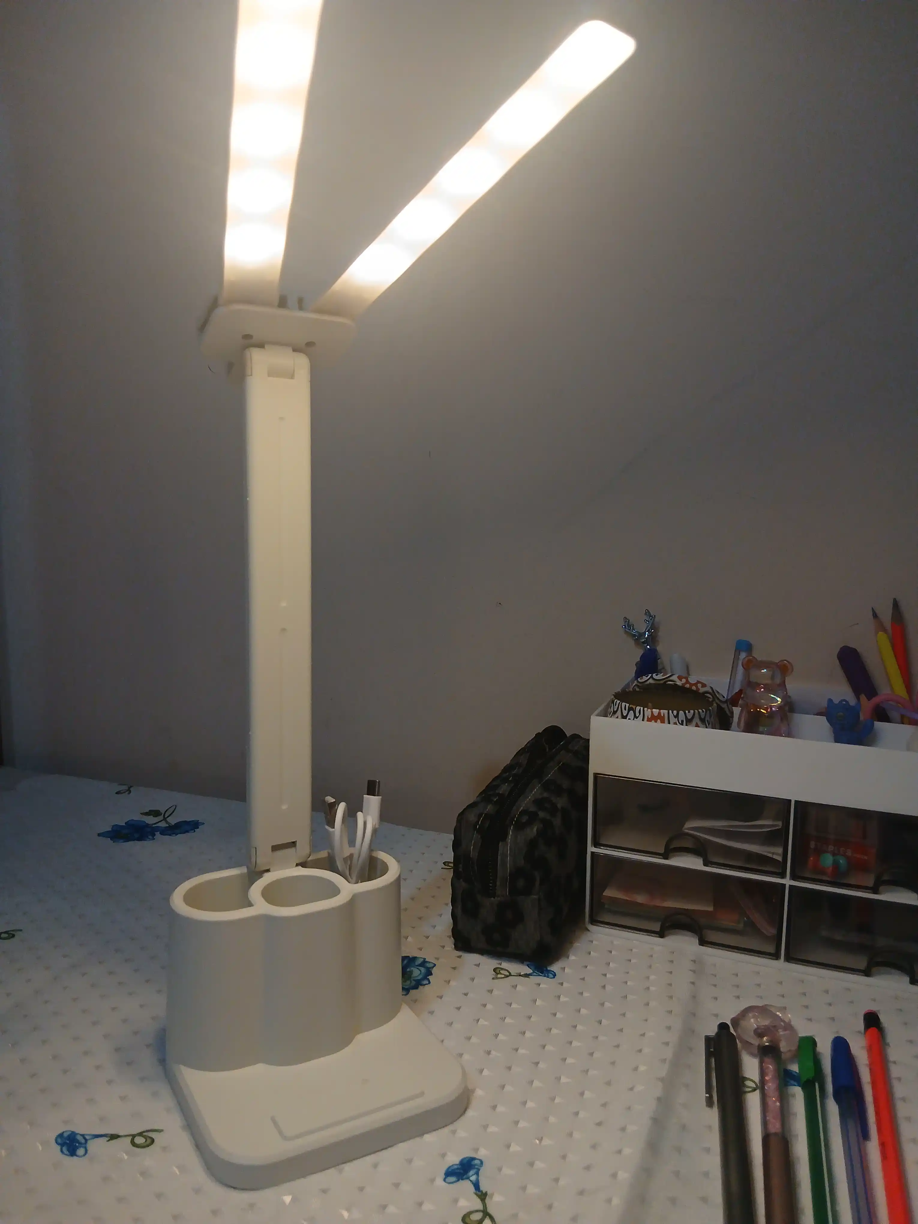 Stol usti, ko‘p funksiyali lampa, o‘quv va boshqa maqsadlar uchun