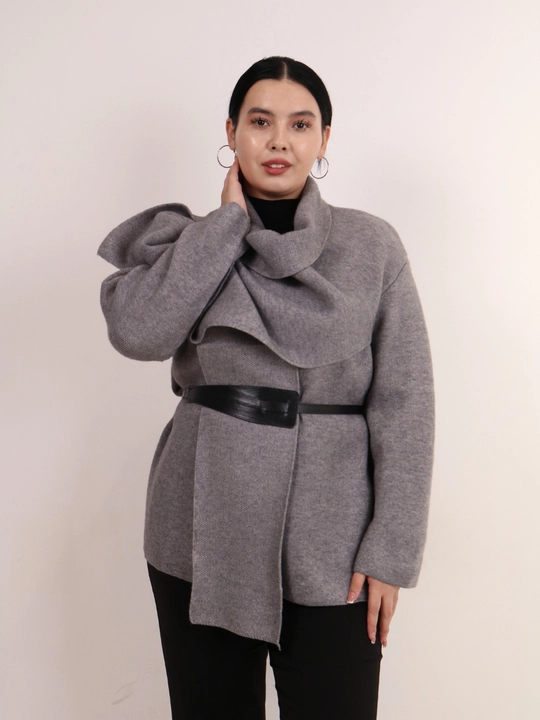 Ayollar jaket-kardigani, drapirovkali yoqa, to‘g‘ri bichimli, midi