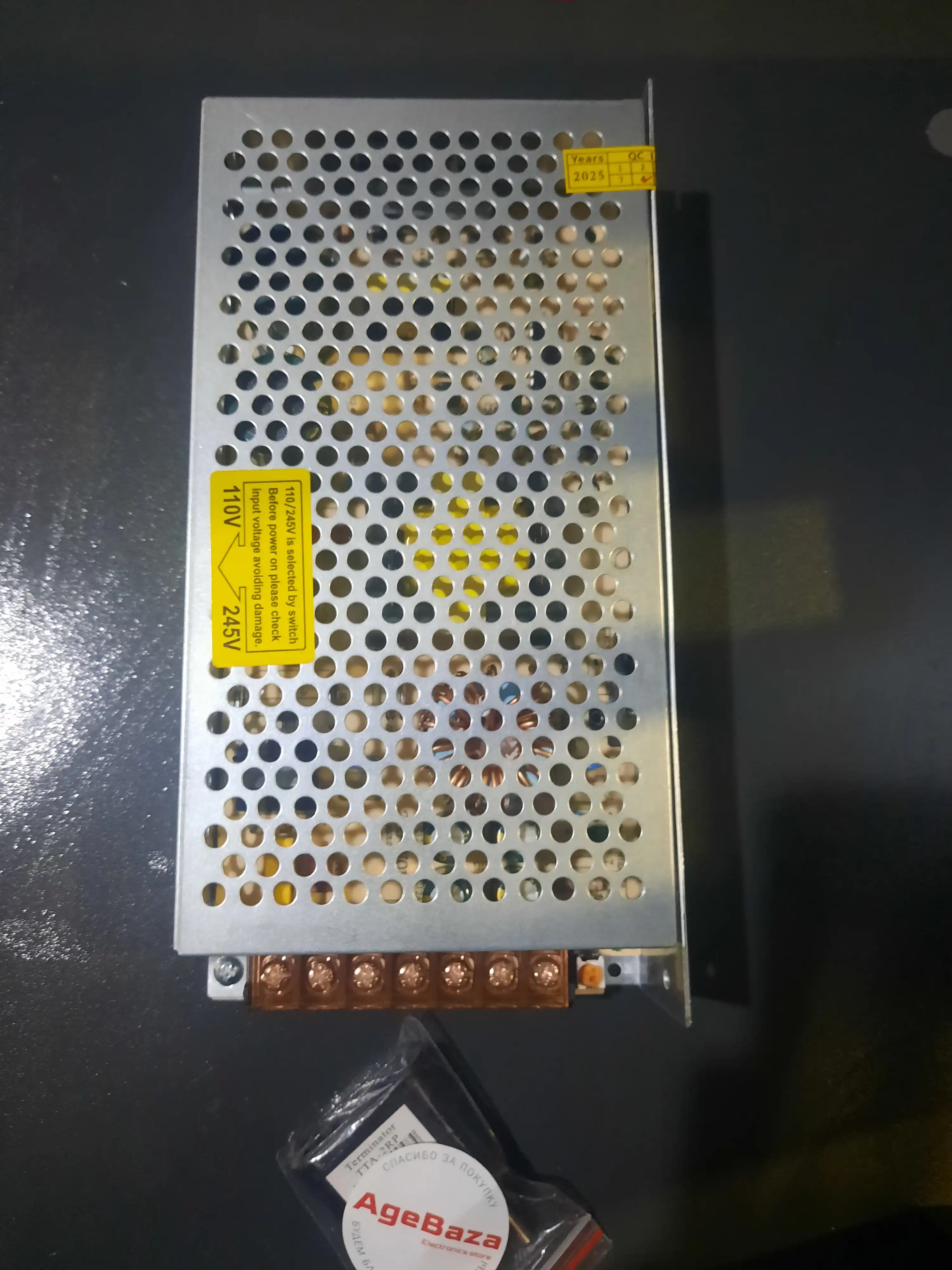 Universal quvvat bloki 12 V, 15 A, 180 W — metall korpus, qisqa tutashuvdan himoya
