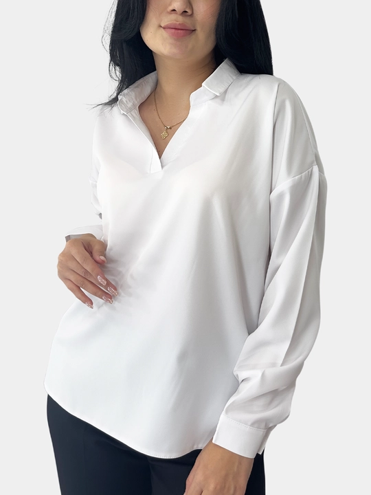 Oversize ayollar bluzkasi, yoqali va uzun yengli, katta razmerda rubashka