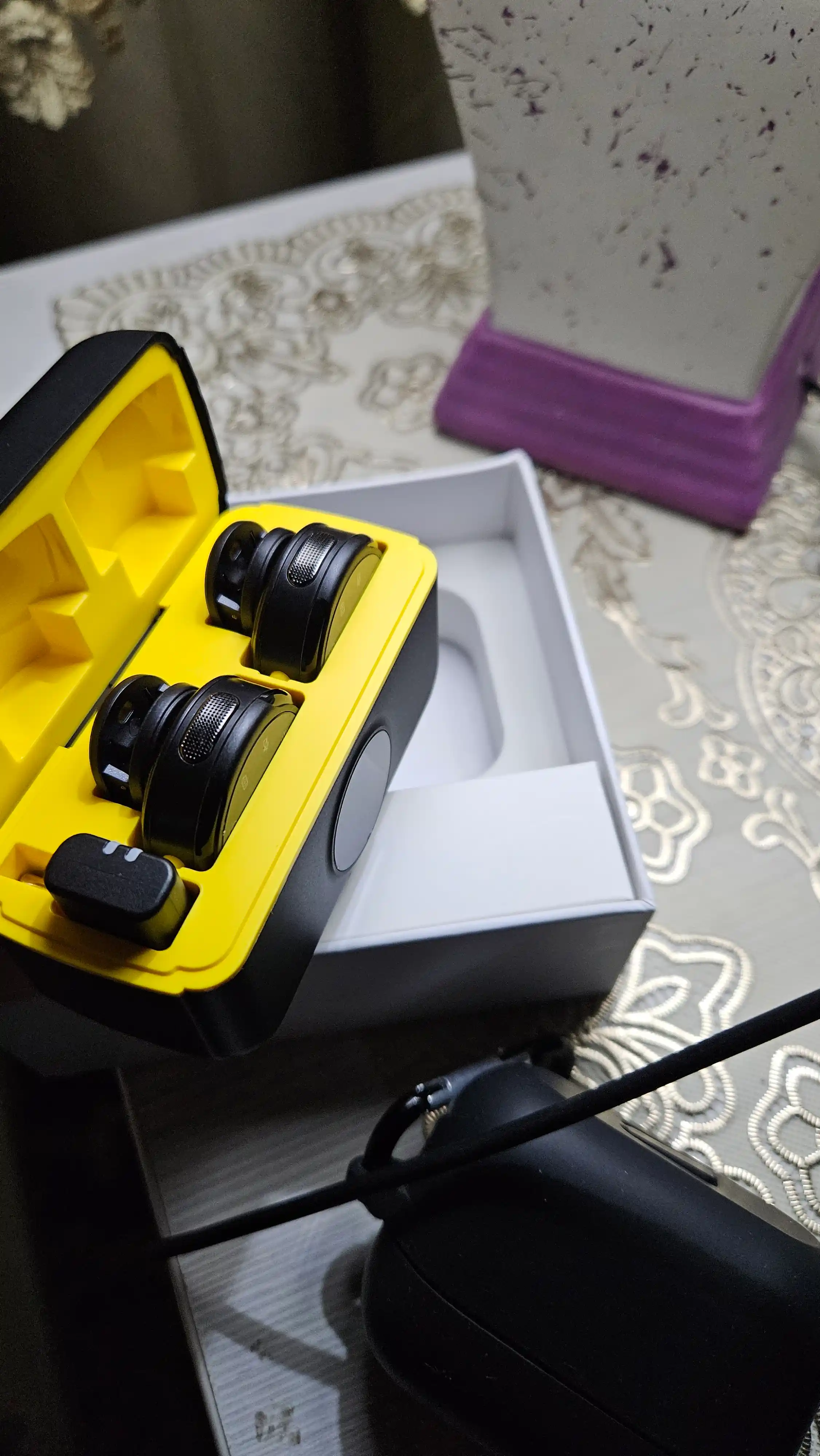 WIFIT simsiz mikrofon 2.4G zaryadlovchi qutichali — magnitli, yelka mikrofon uchun