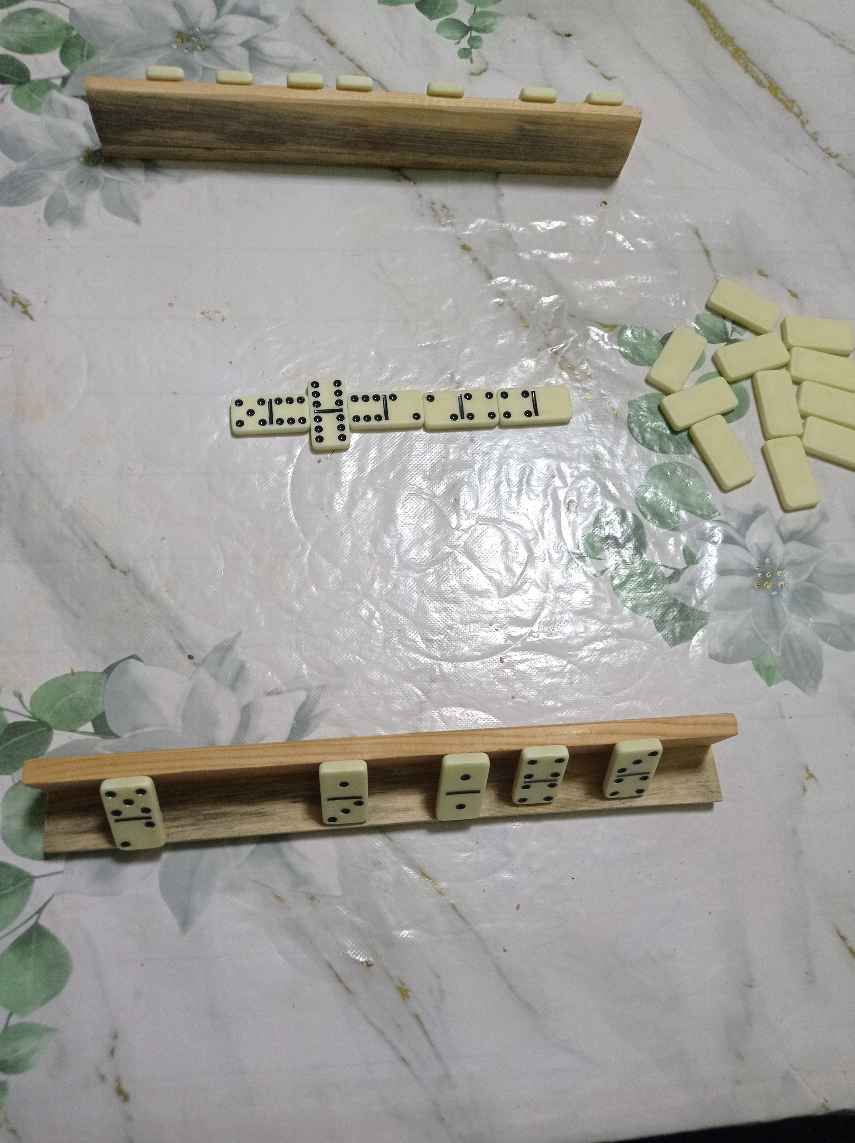 Domino stol o'yini, klassik o'yin, kattalar va bolalar uchun