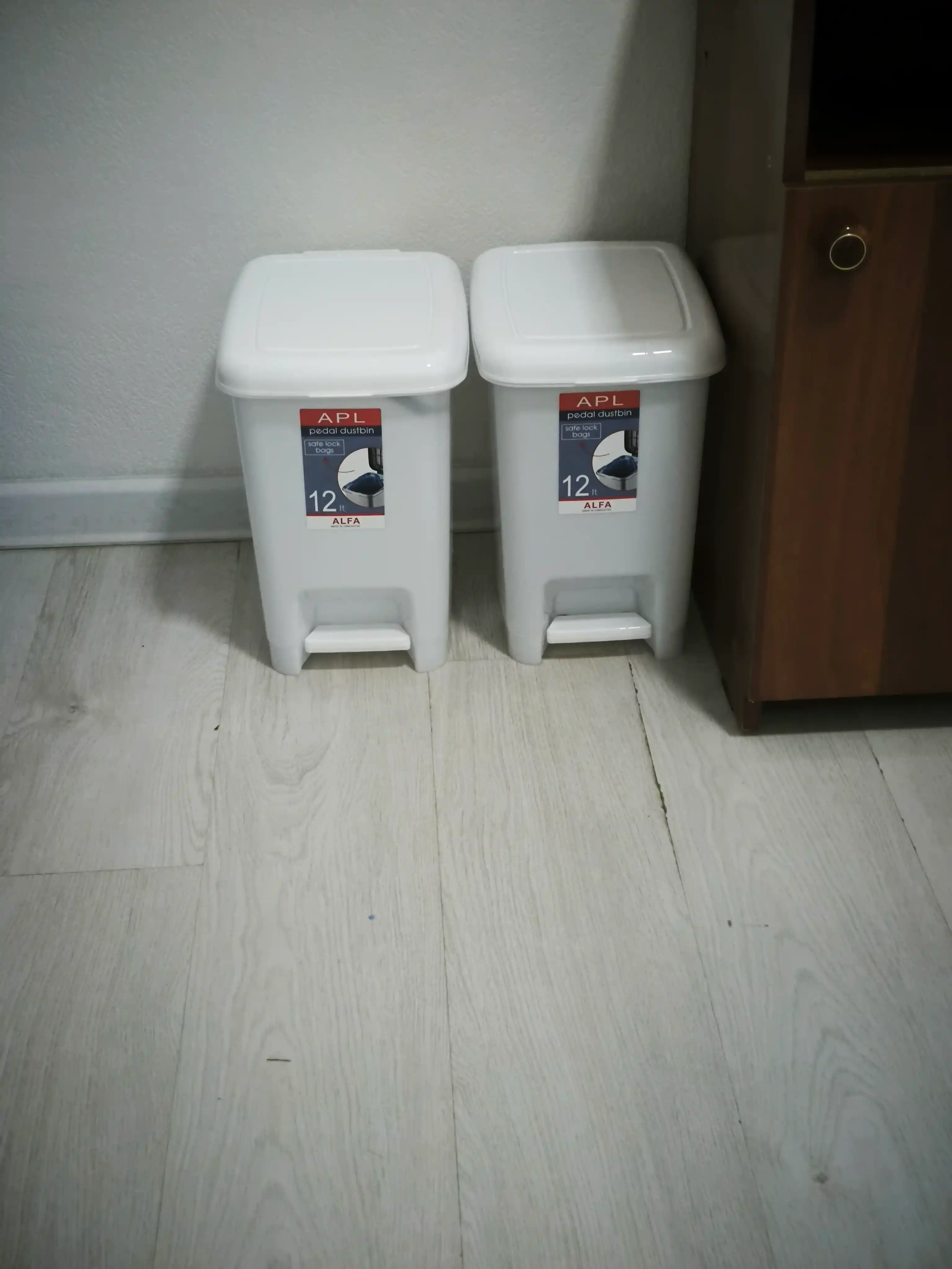 Axlat chelak, pedal bilan ochiladigan, qopqoqli axlat qutisi
