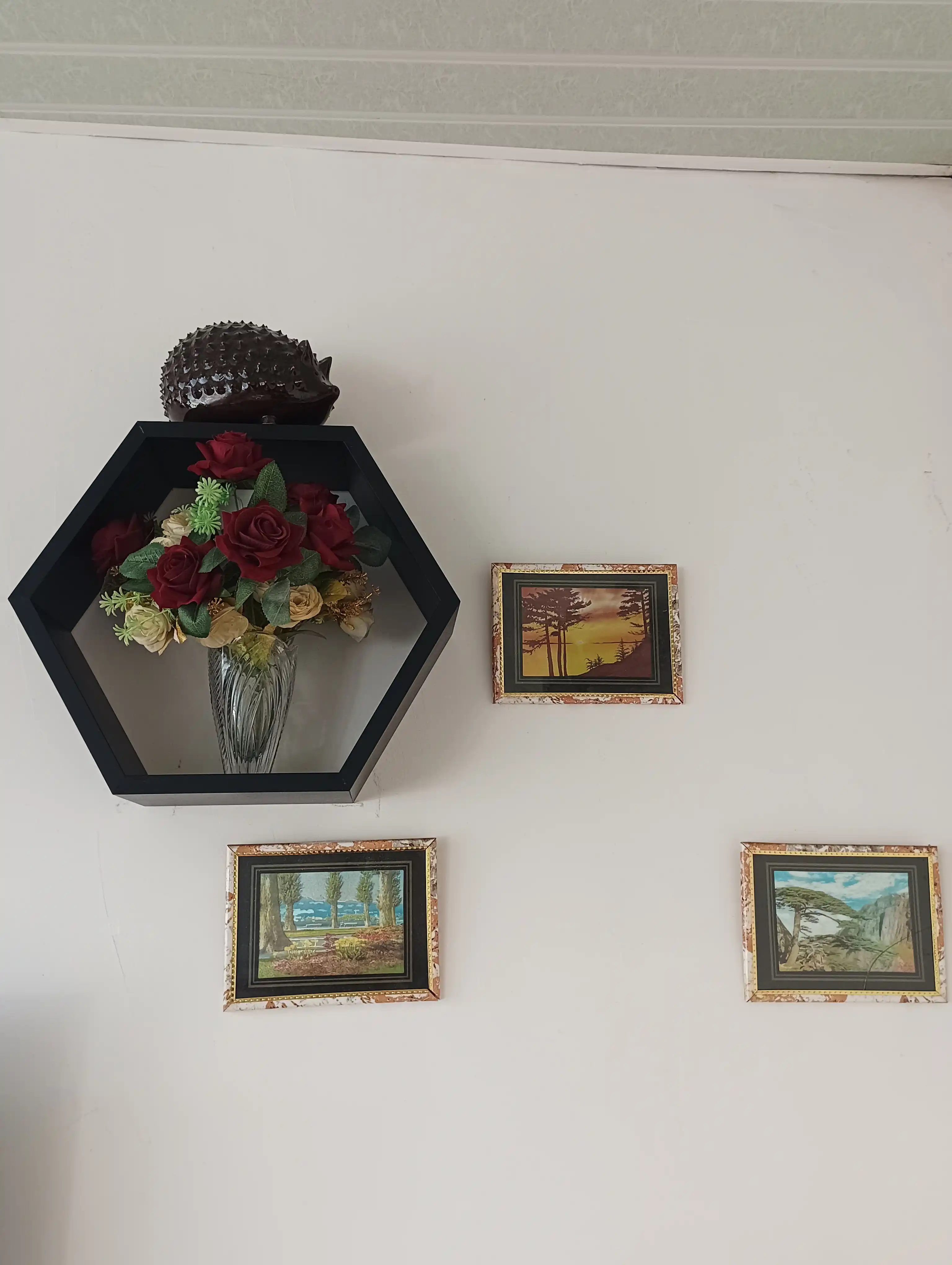 Olti burchakli devor tokchasi, 36×30×13 sm, LMDF, 3 xil rang