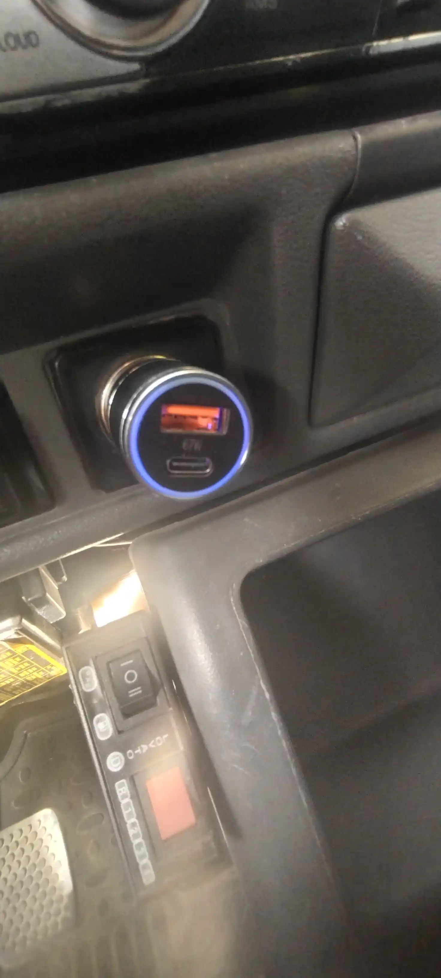 Avtomobil uchun tezkor zaryad qurilmasi, USB-A + Type-C, 67 Vt