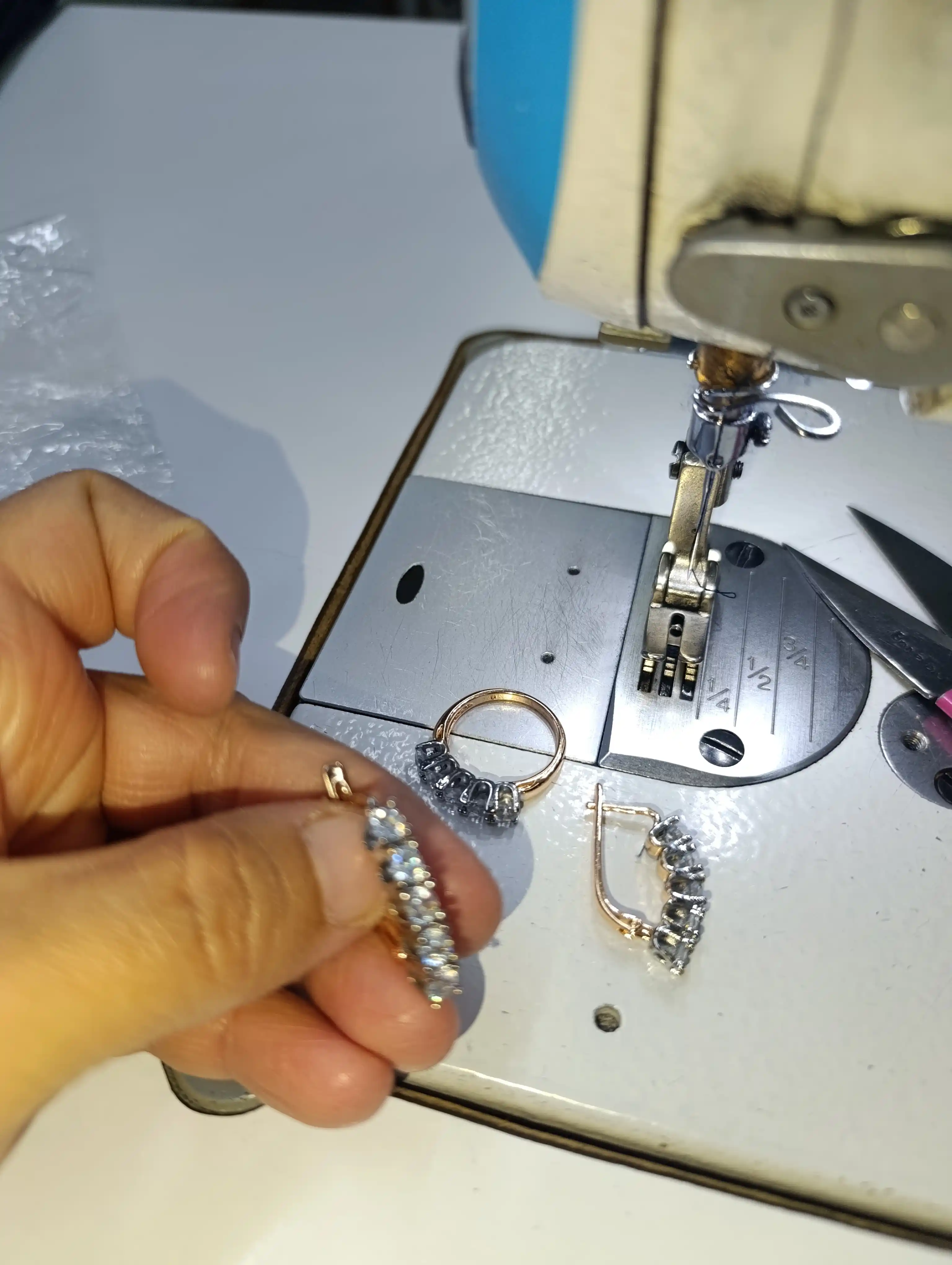 Набор украшений Xuping Stainless Steel, серьги, кольцо, подарочная коробка