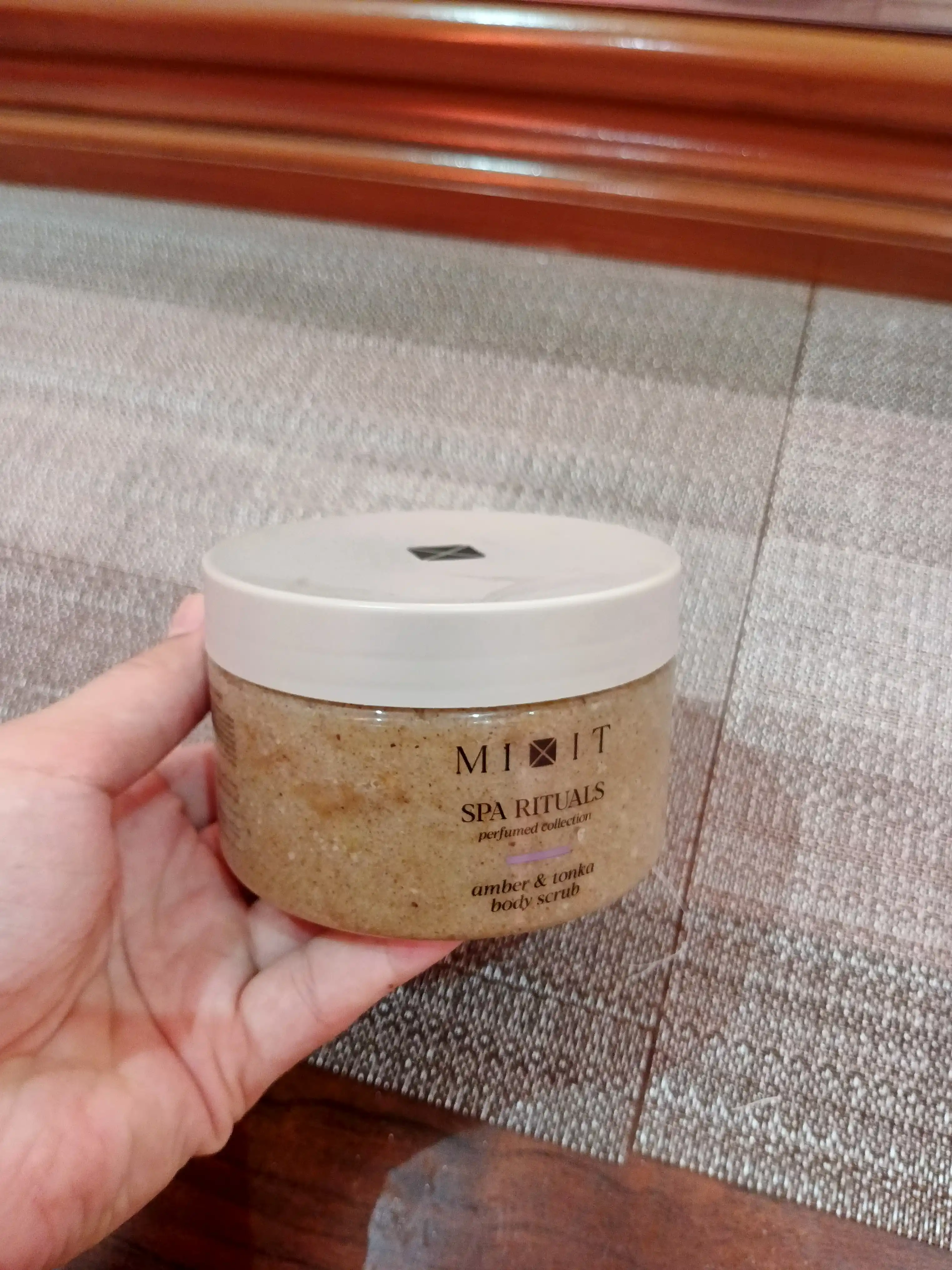 MIXIT Spa Rituals tanaga mo‘ljallangan skrab Amber & Tonka, 300 g