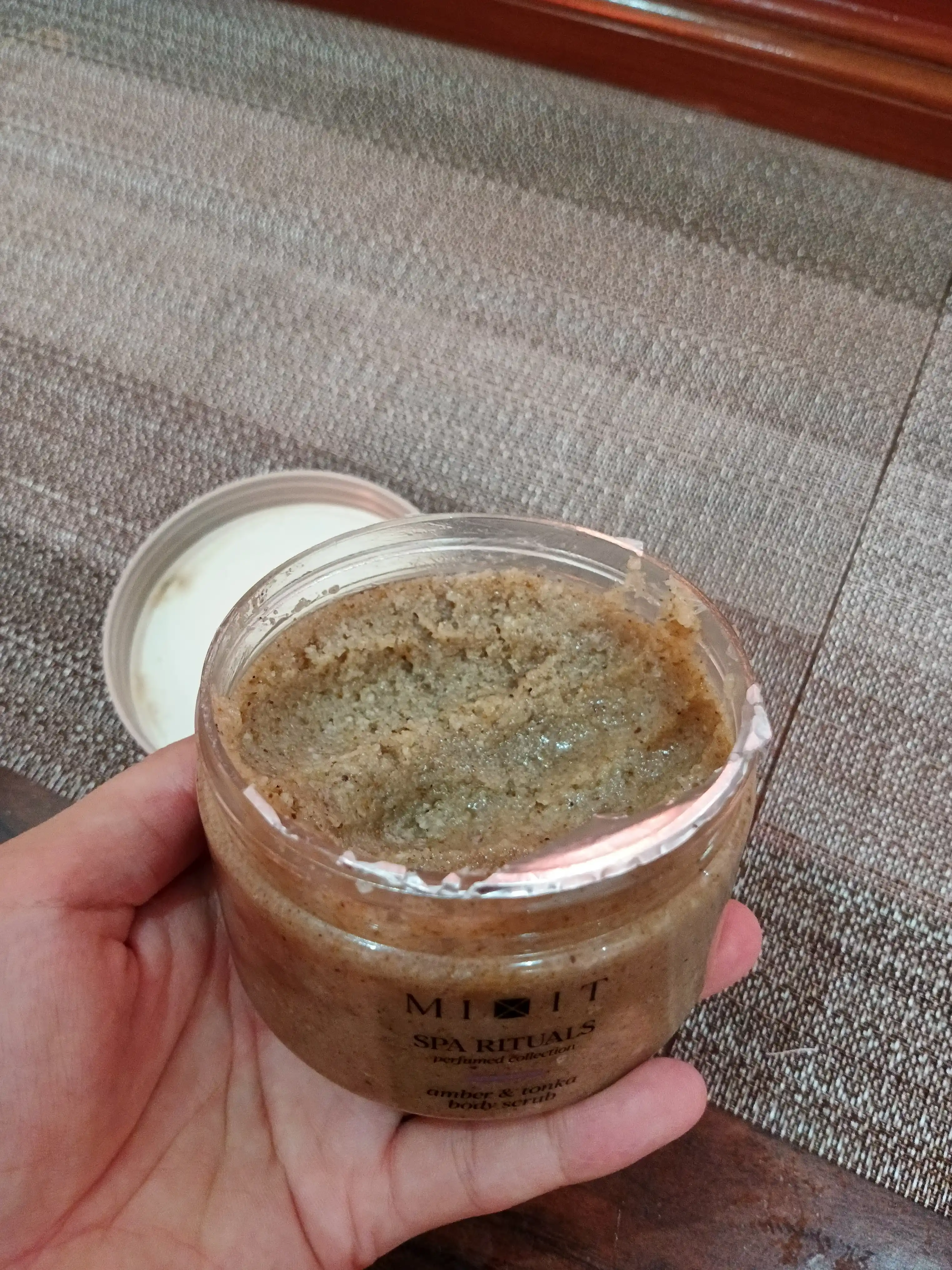 MIXIT Spa Rituals tanaga mo‘ljallangan skrab Amber & Tonka, 300 g