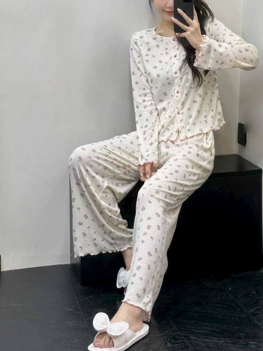 Ayollar paxtali ikki qismli pijamasi, gul bosilgan - 