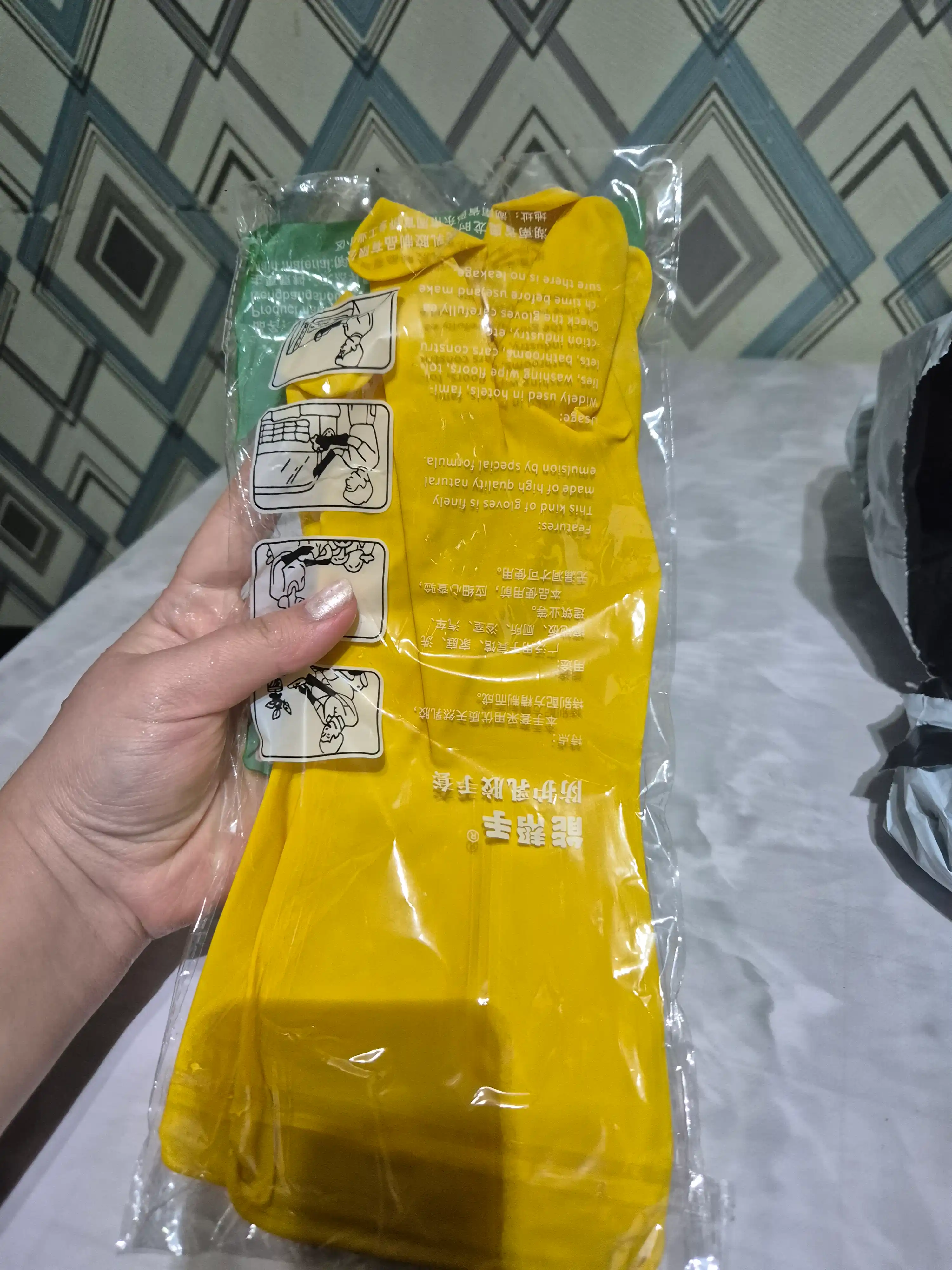 Sariq, lateks, ko‘p marta ishlatiladigan, rezina qo‘lqoplar