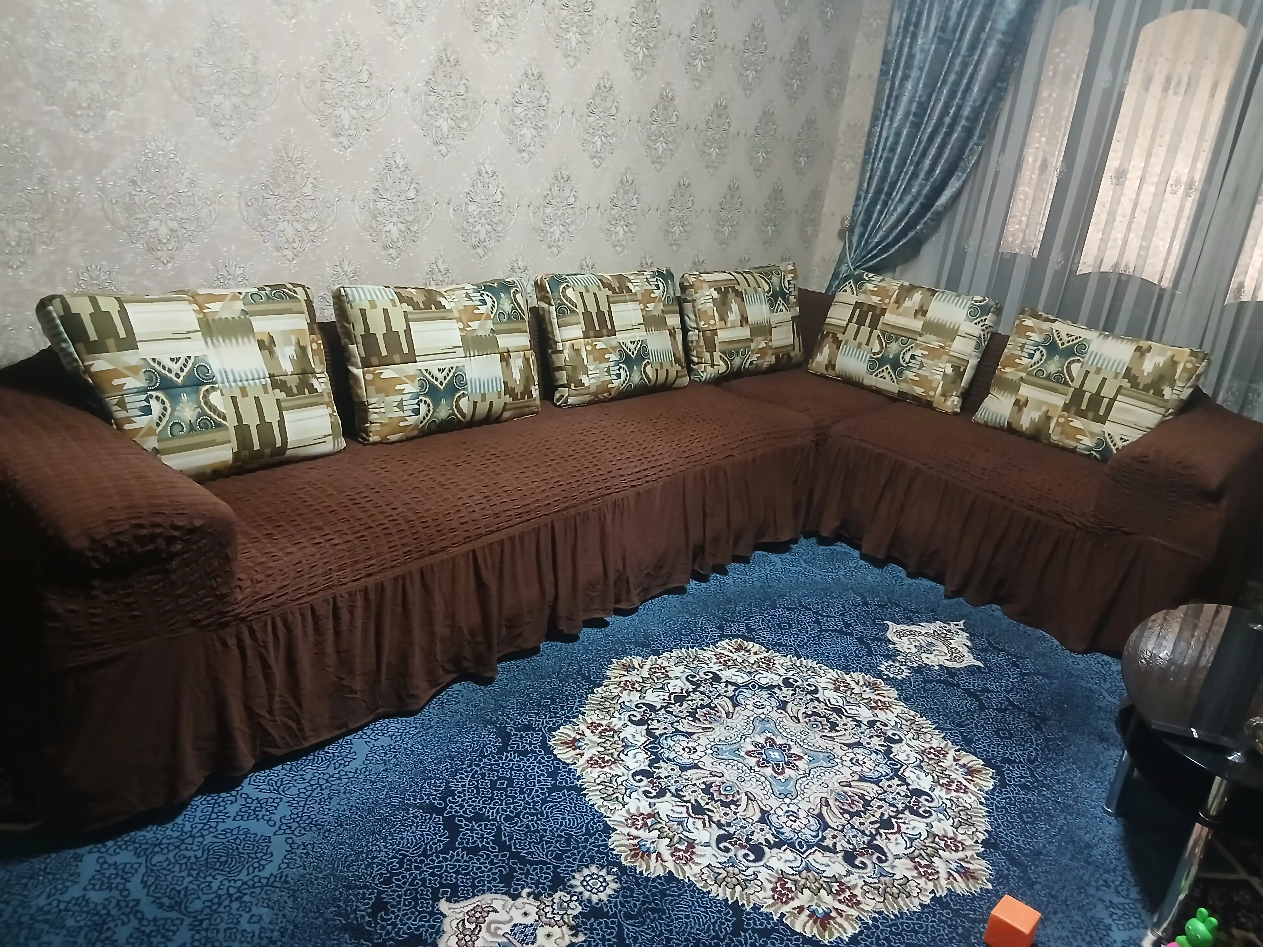 Burchakli divan uchun universal qoplama