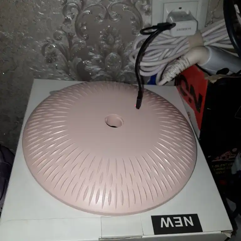 Yoritgichli kosmetik oyna, stol uchun, bo'yanish uchun, USB zaryadlash bilan