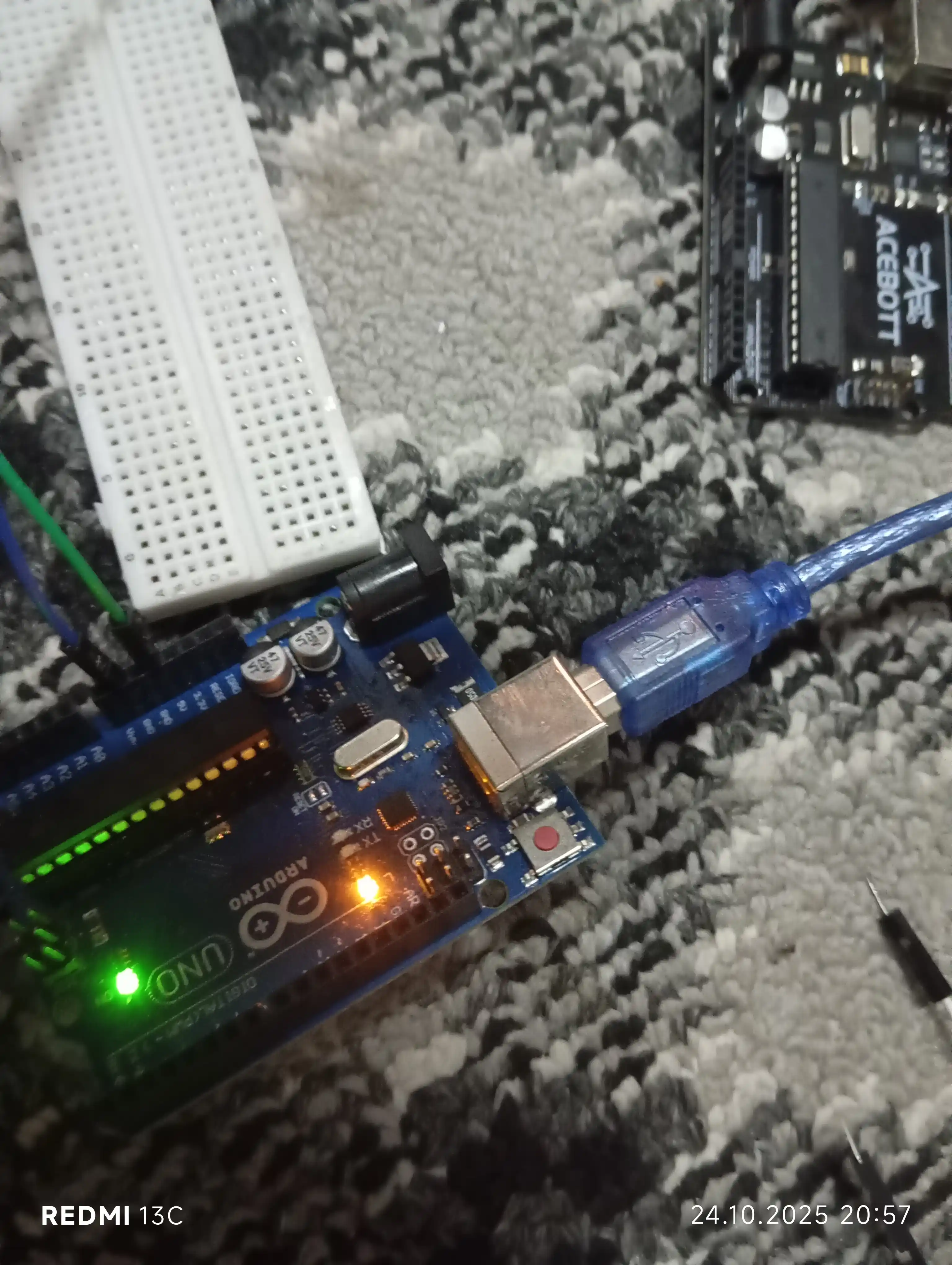 1.3" OLED displey, 128x64 piksel, oq, I2C interfeys – Arduino va ESP uchun
