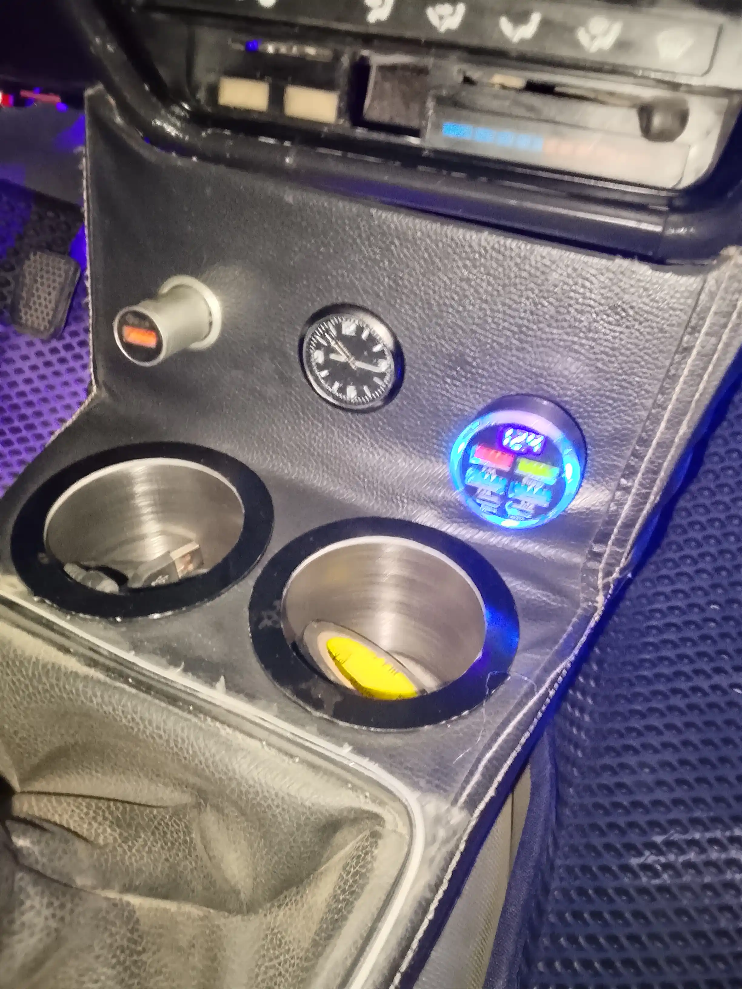 Автомобильный разветвитель с USB, быстрой зарядкой, вольтметром и подсветкой, 100W