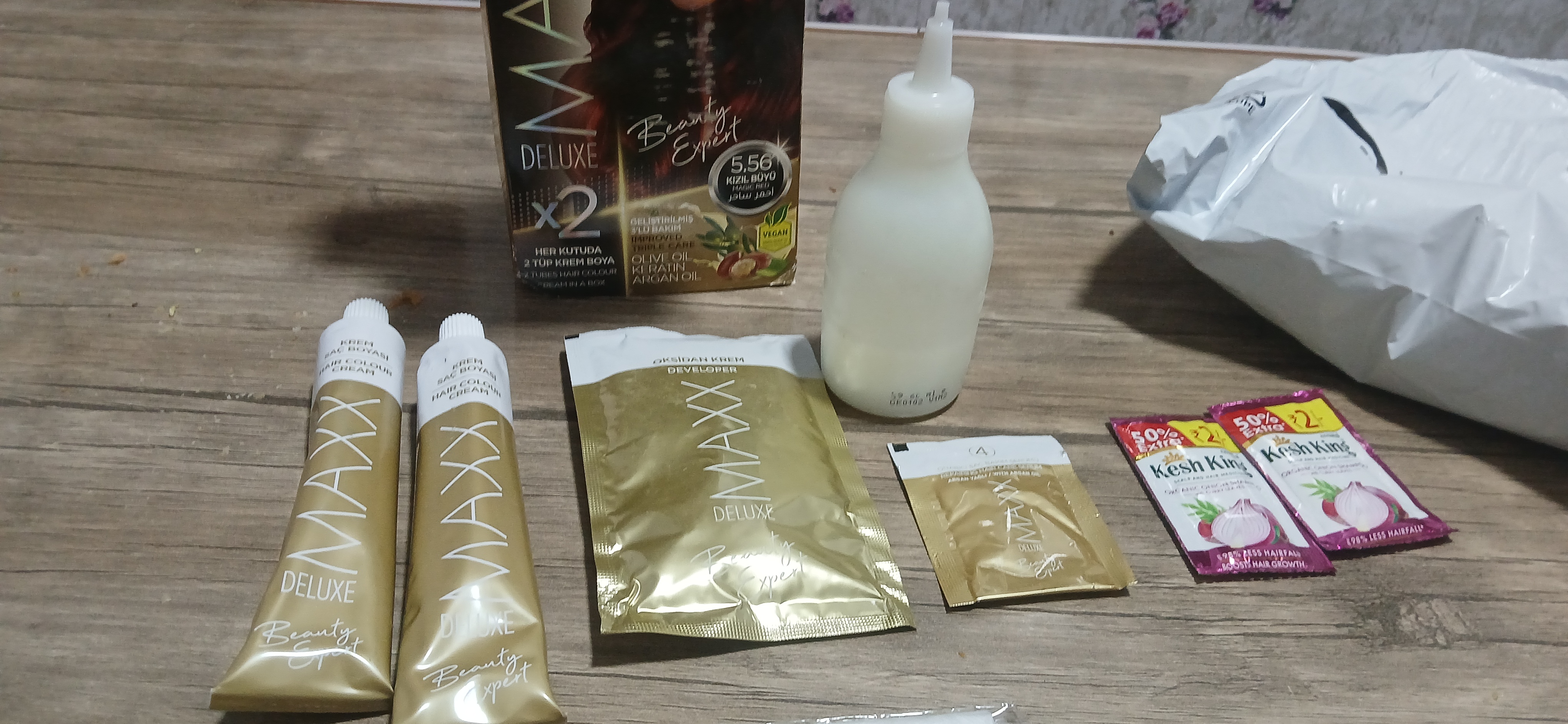 Крем - краска для волос MAXX Deluxe Beauty Expert, стойкое окрашивание волос