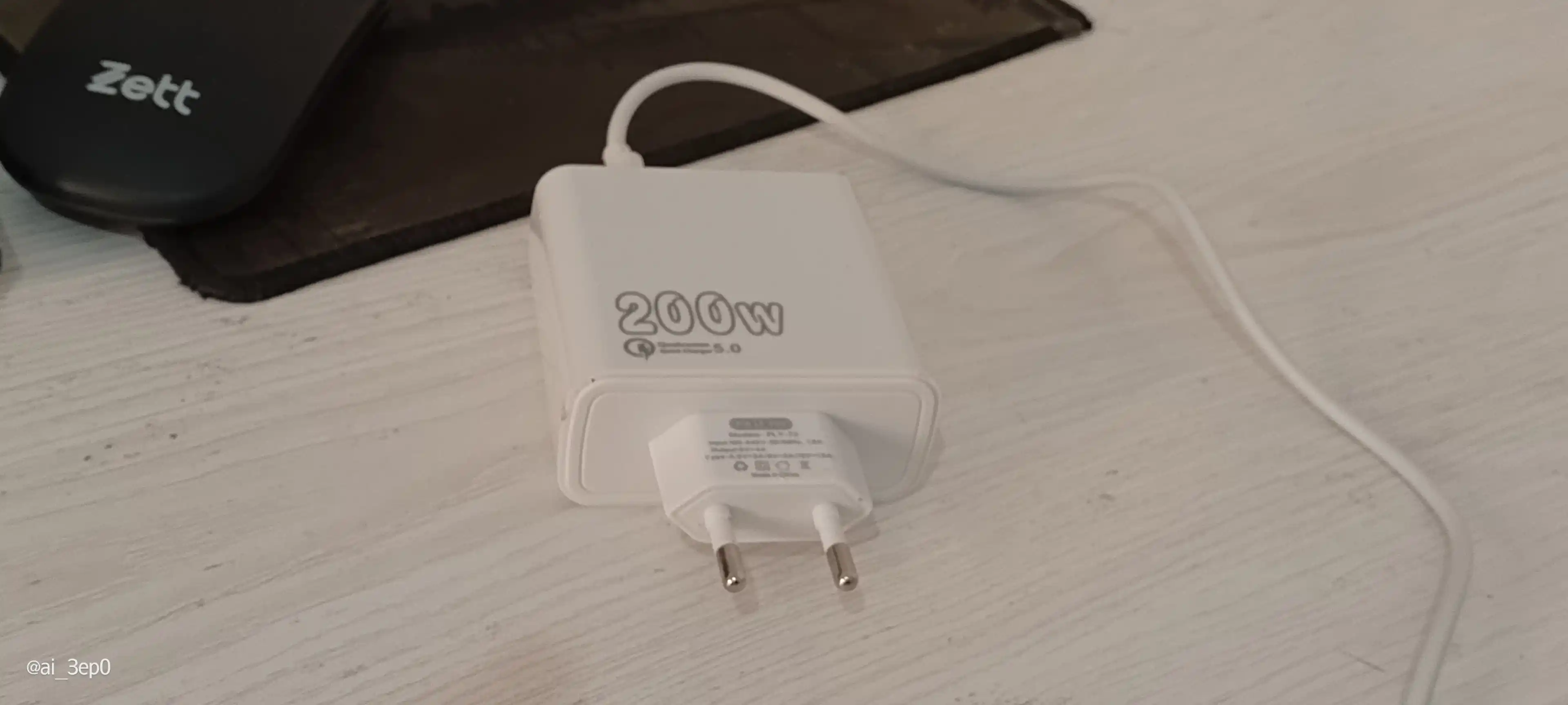 USB Type-C kabeli bilan 200 Vt tez quvvatlash adapteri