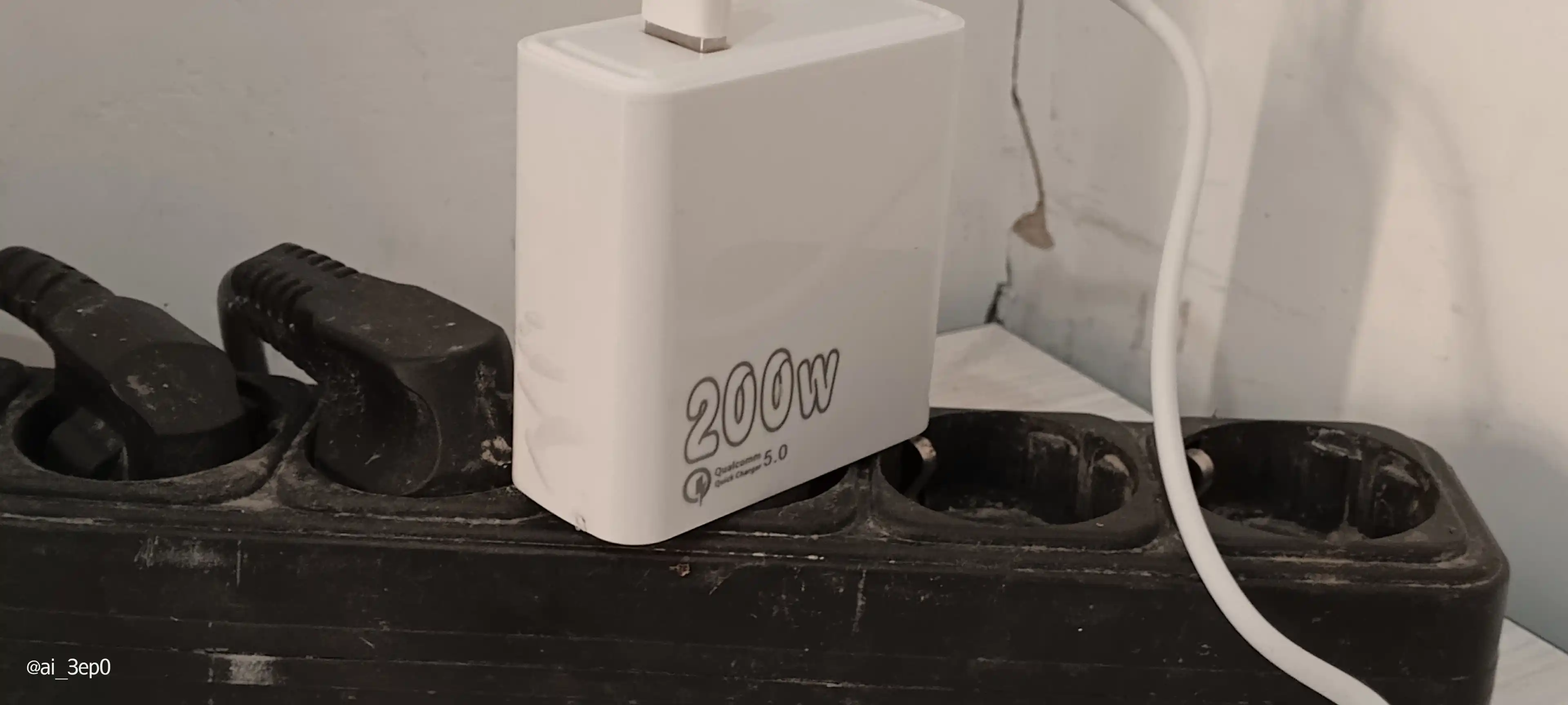 USB Type-C kabeli bilan 200 Vt tez quvvatlash adapteri