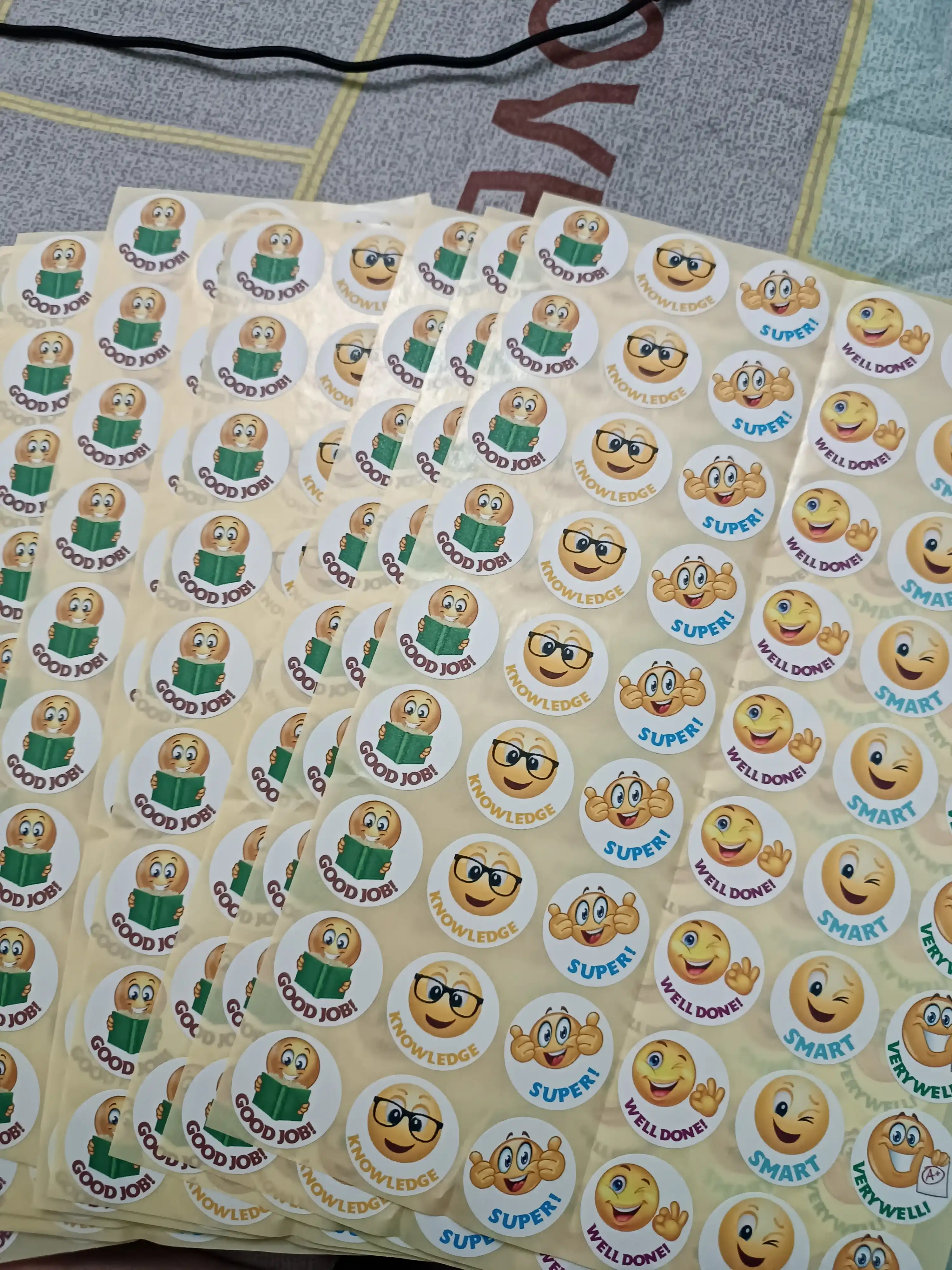 Emoji stikerlari, 1 varaqda 54 dona, ruscha + o‘zbekcha
