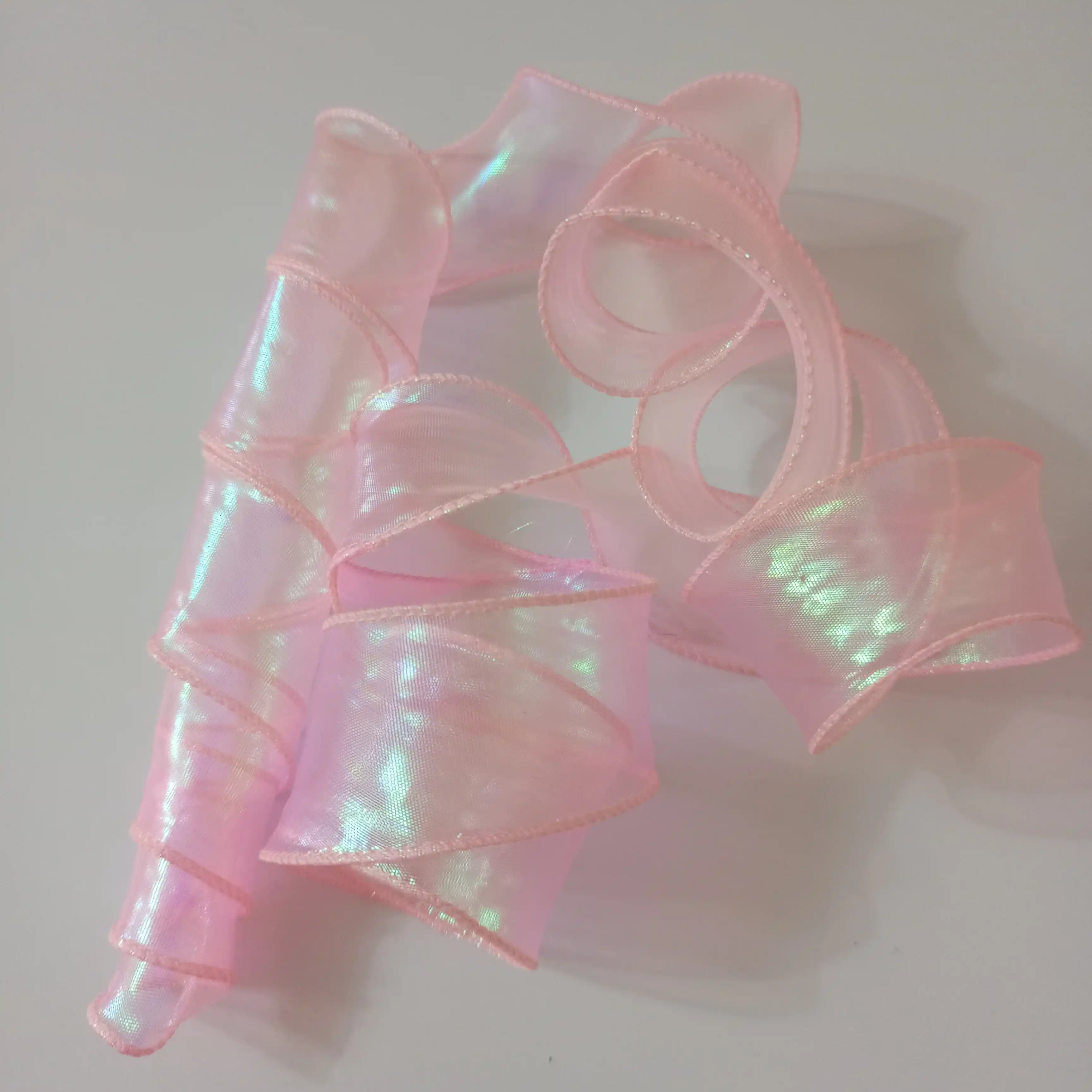 Sovg'alar bezash va o'rash uchun organza tasma,ikki chetiga leska tikilgan,uzunligi 2 metr