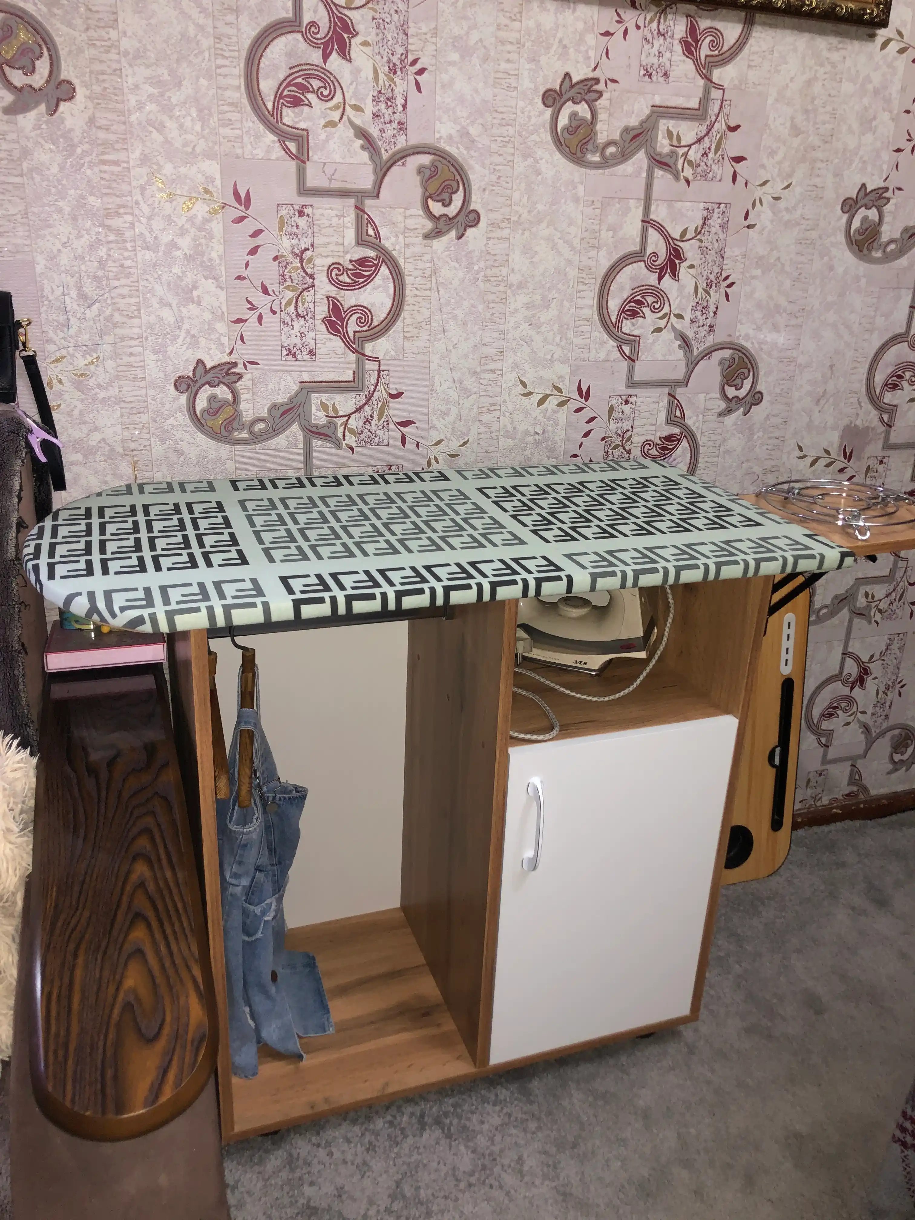 Гладильная доска со шкафчиком и складной термостойкой полкой для утюга и хранения