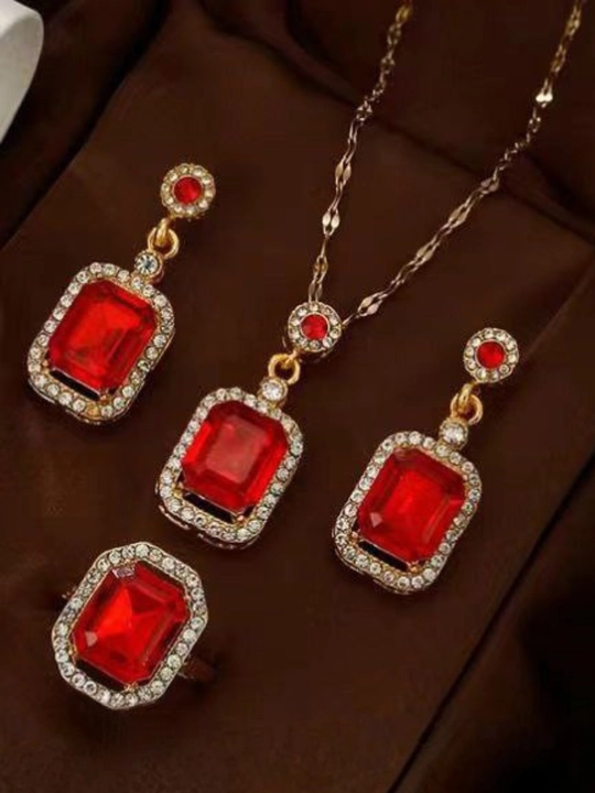 Коллекция украшений для женщин и девушек