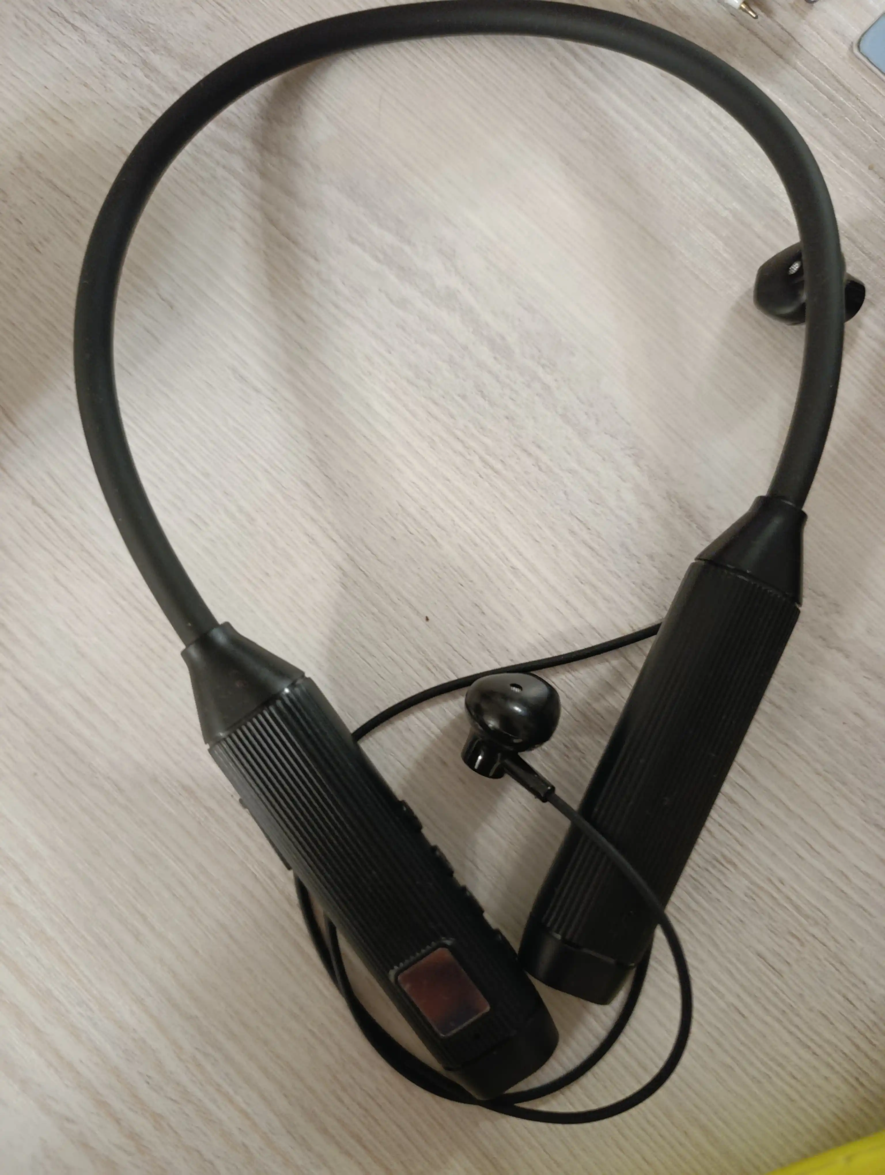 Simsiz sport minigarnituralari, bo'yin jantali, raqamli displey, Bluetooth BT-107, magnit