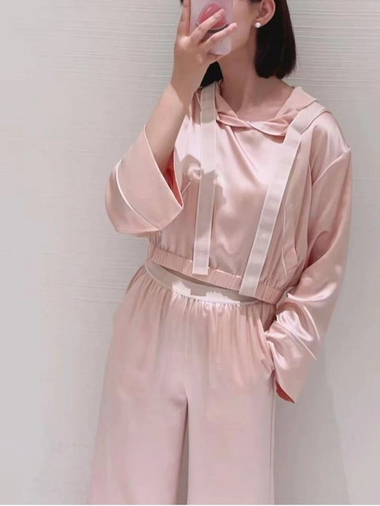 Ayollar uchun kapyushonli shimli pijama - 