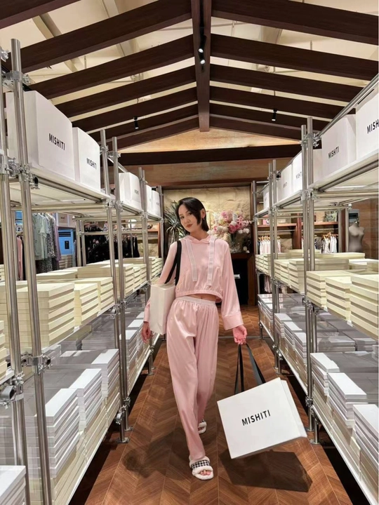 Ayollar uchun kapyushonli shimli pijama
