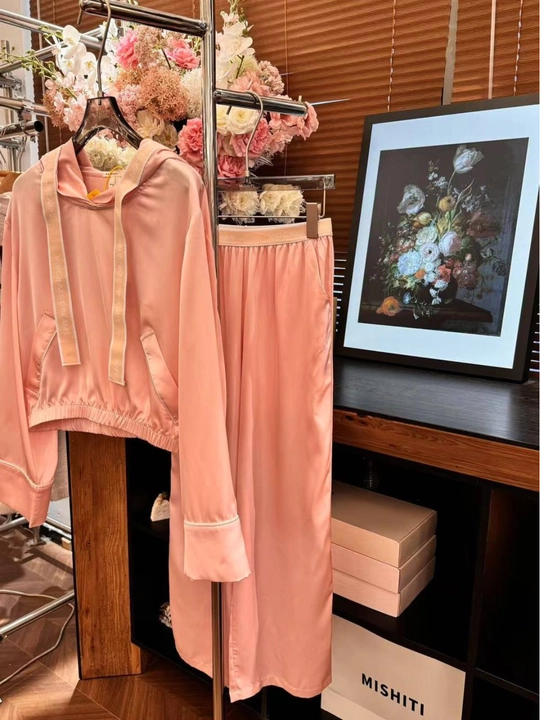 Ayollar uchun kapyushonli shimli pijama