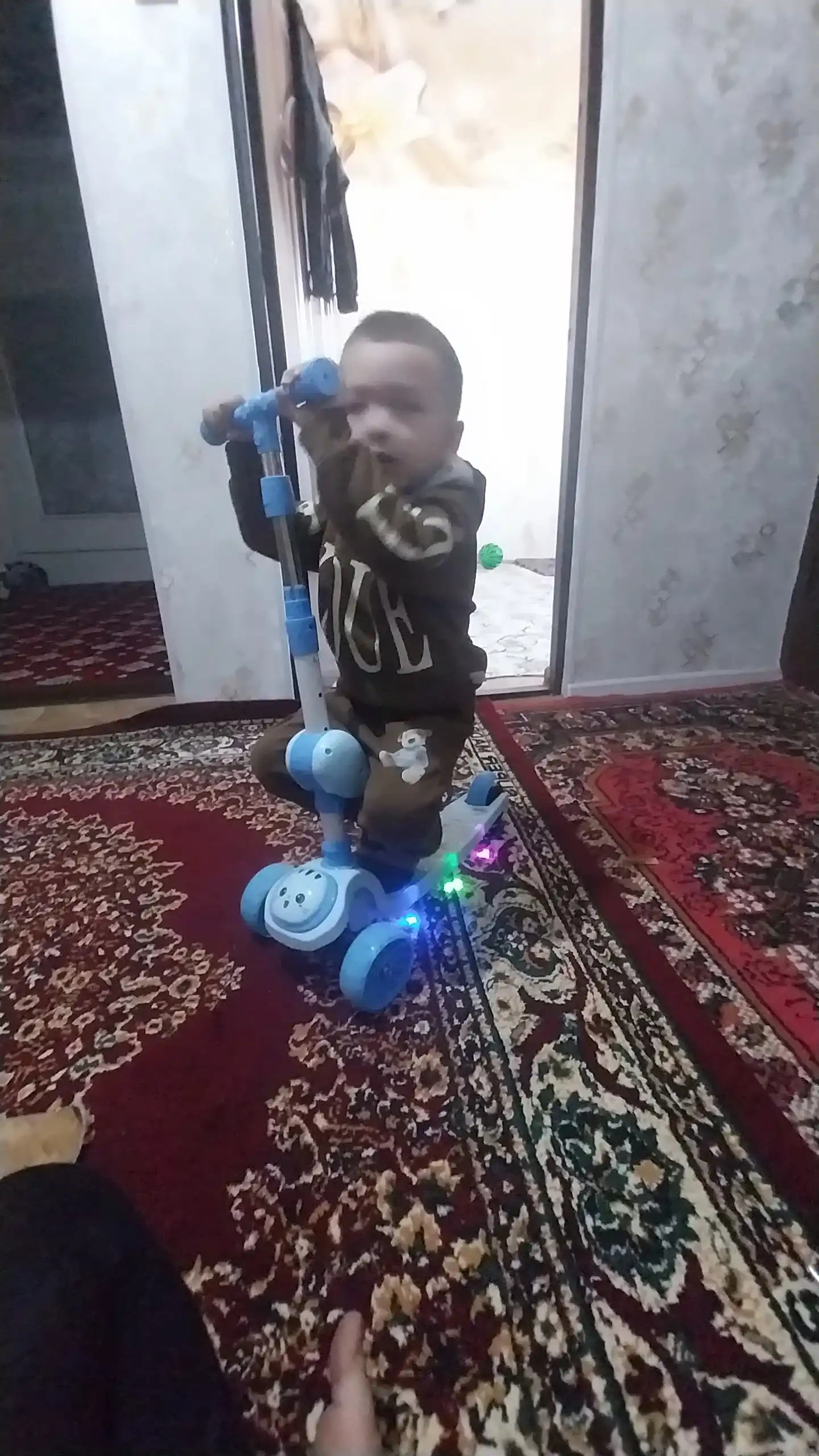 Детский трёхколёсный самокат – LED колёса, регулируемый руль