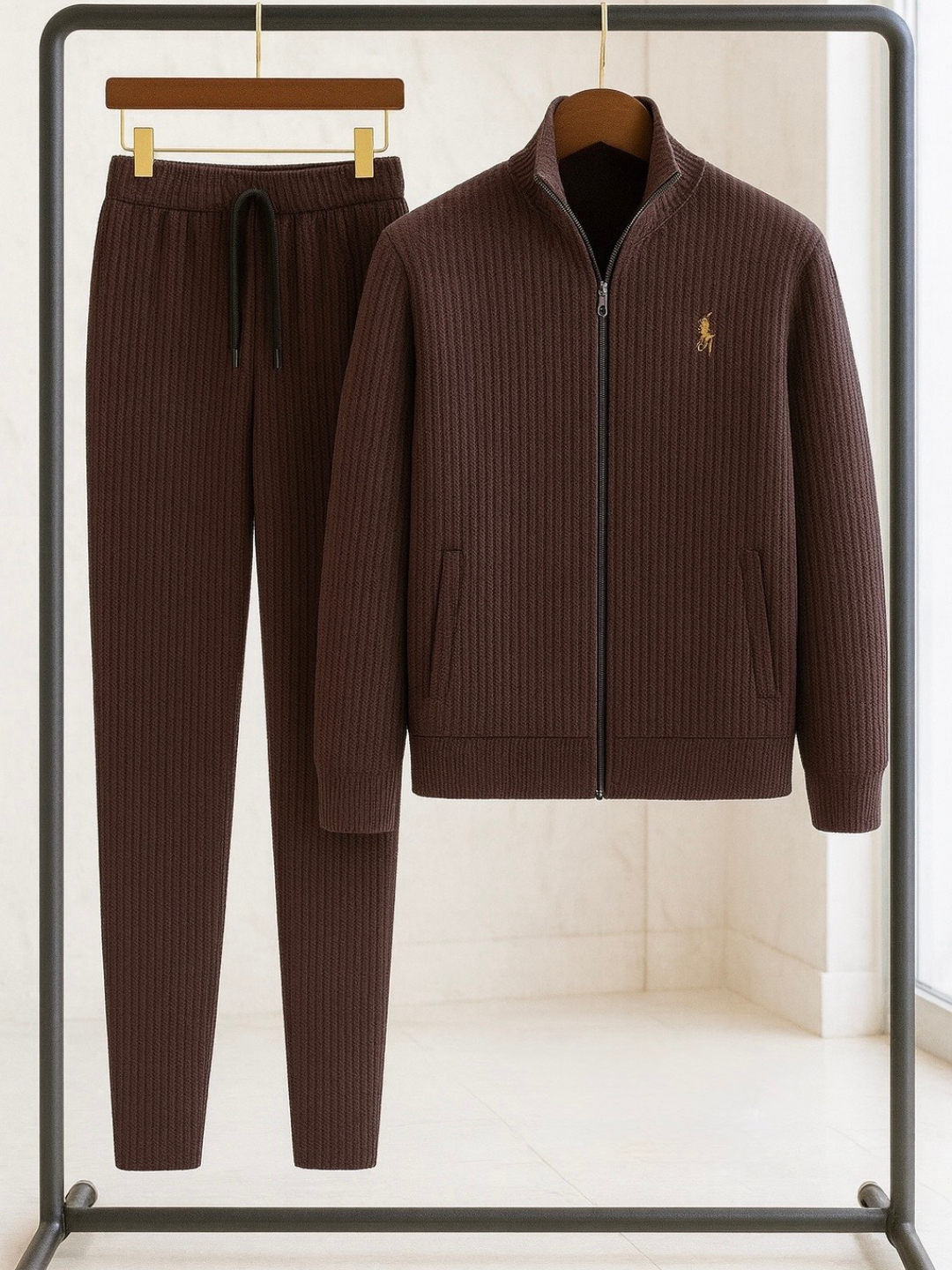 Bir kishi stol ustida bir kokrak kotib sikiklari