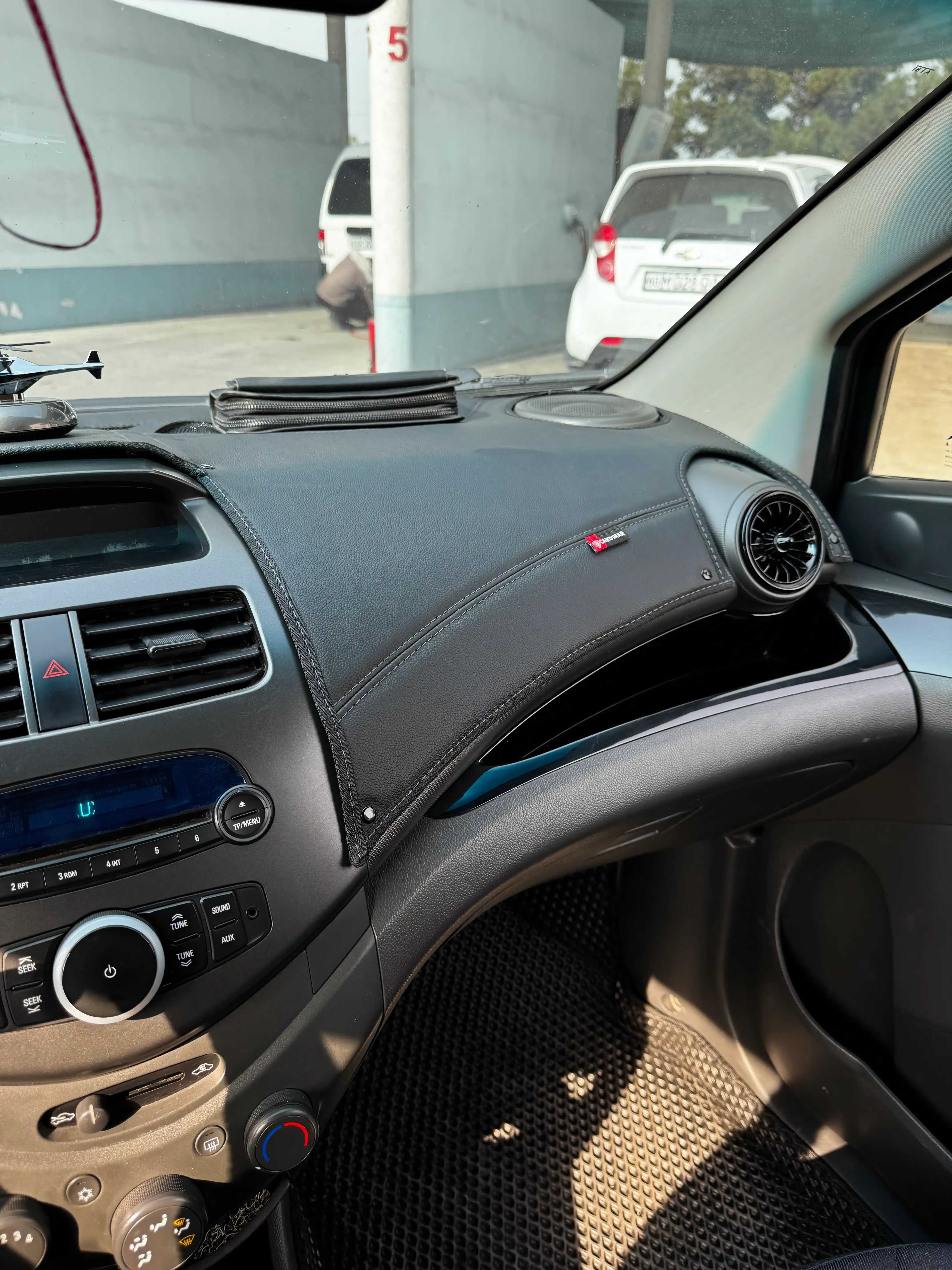 Коврик на торпеду автомобиля, кожа Lacetti, Gentra, Cobalt, Spark, Nexia, Onix, Monza