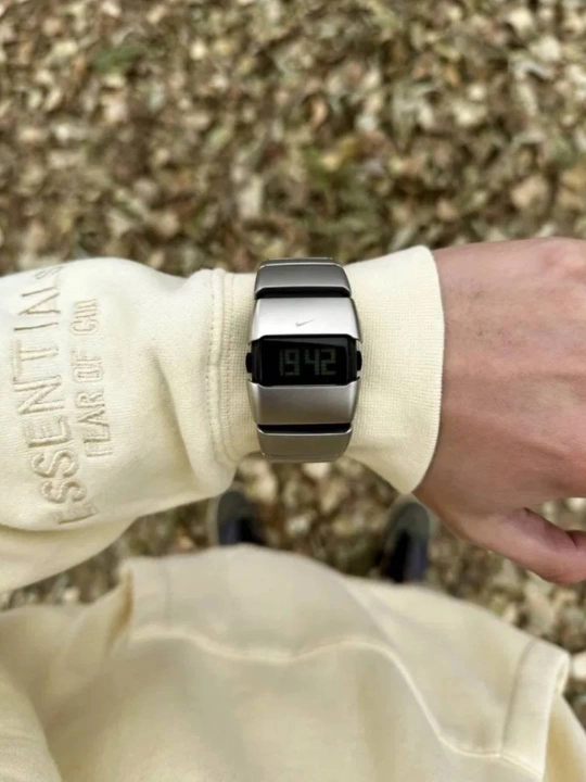 Современные спортивные часы Nike