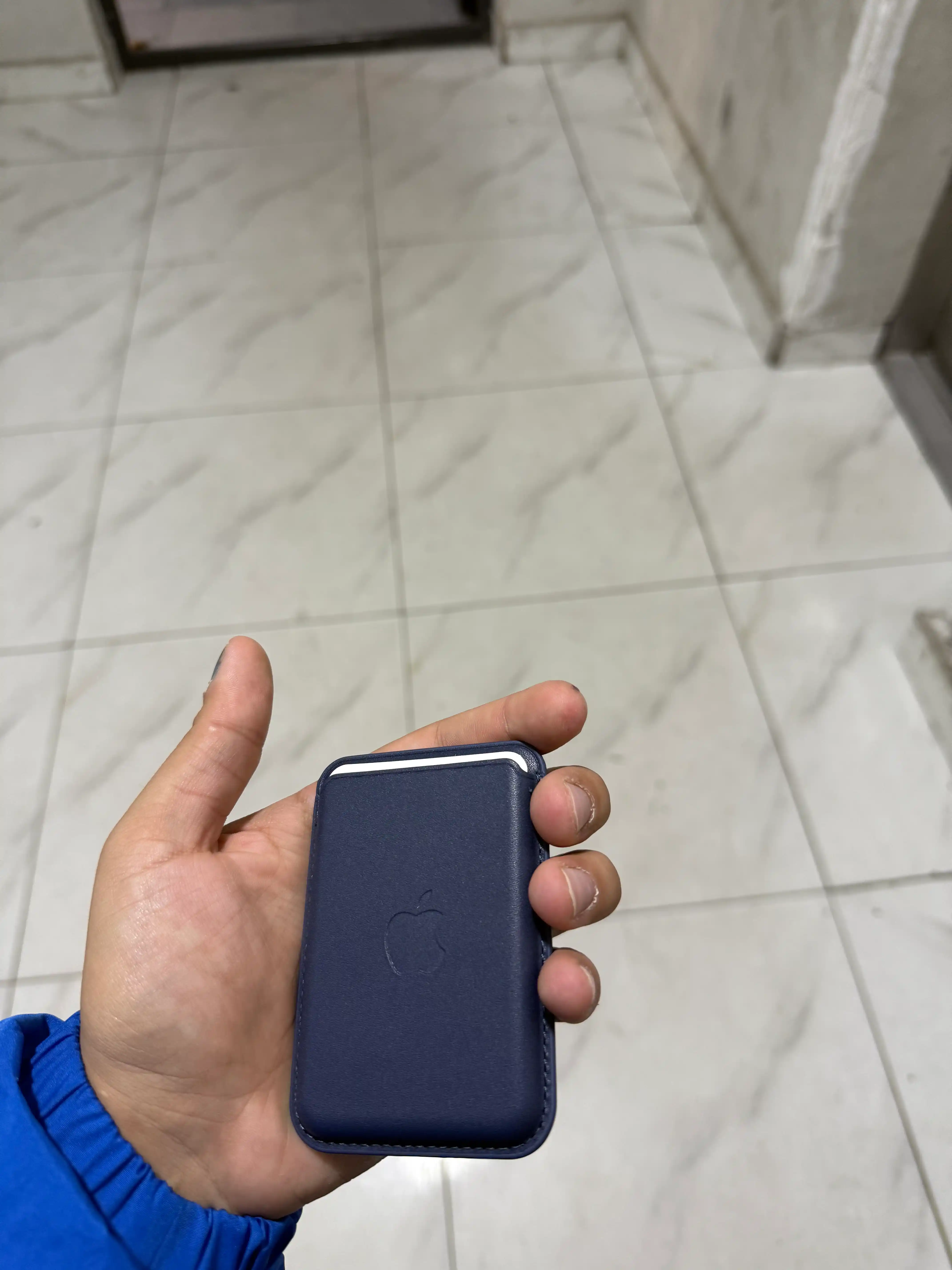 IPhone uchun MagSafe qo‘llab-quvvatlanadigan logotipli charm kartxolder