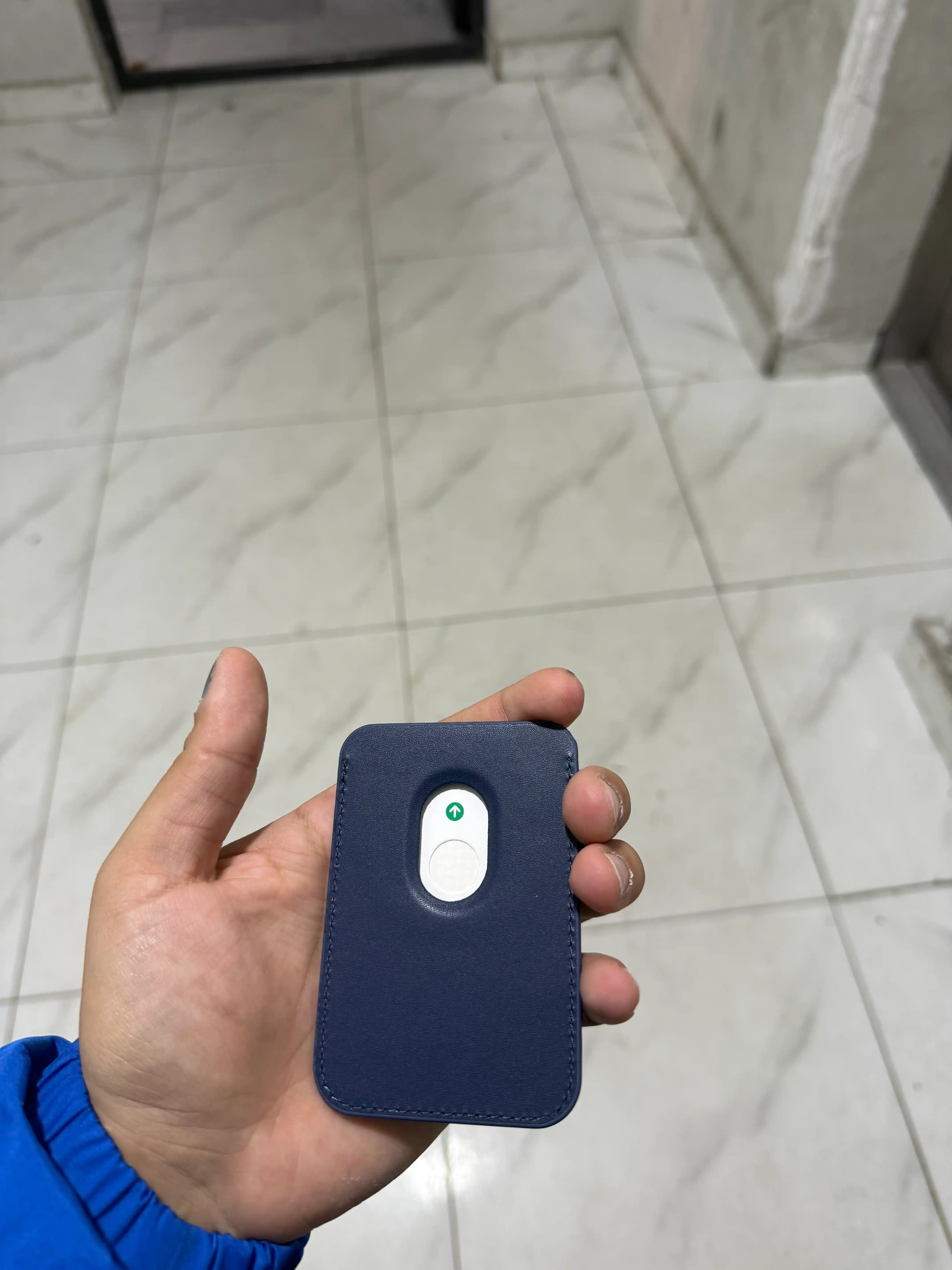 IPhone uchun MagSafe qo‘llab-quvvatlanadigan logotipli charm kartxolder