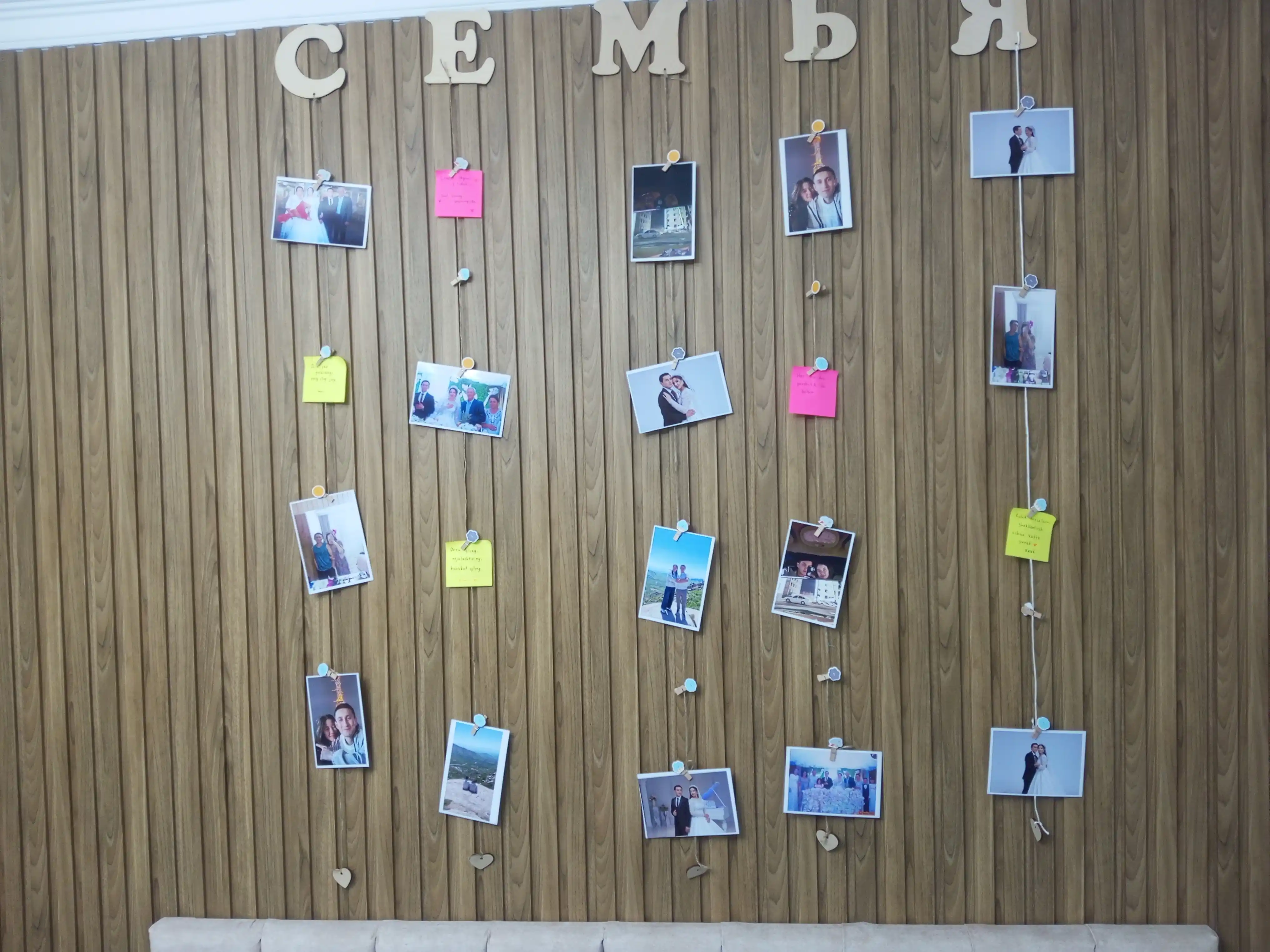 Moodboard LED chiroq bilan, foto panel qisqichli, yog‘och surat ushlagich yoritgich bilan