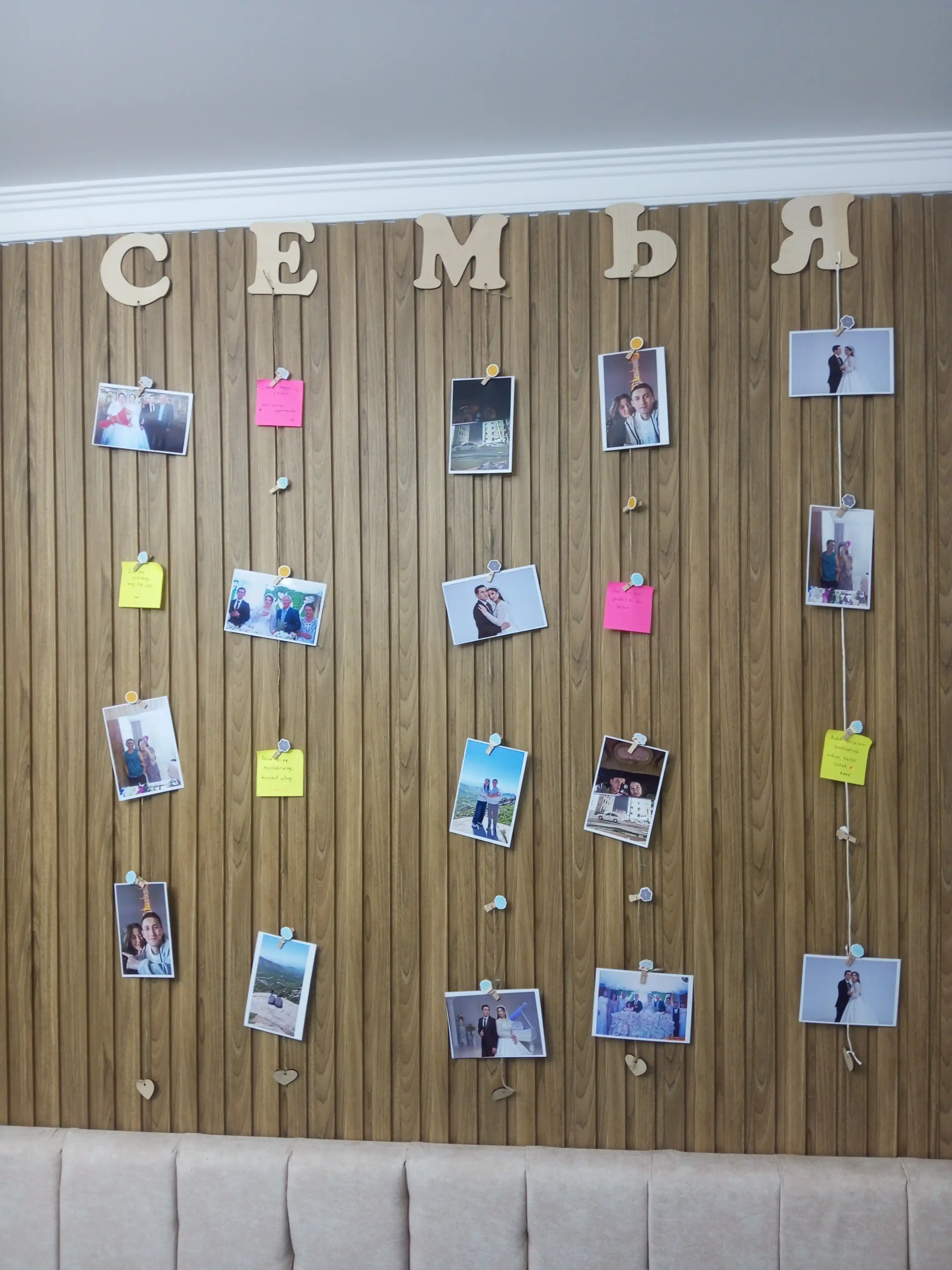 Moodboard LED chiroq bilan, foto panel qisqichli, yog‘och surat ushlagich yoritgich bilan
