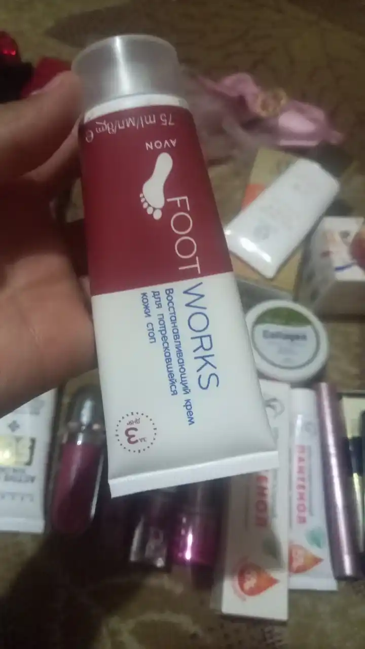 Крем Avon Foot Works для потрескавшейся кожи стоп, восстанавливающий, 75 мл