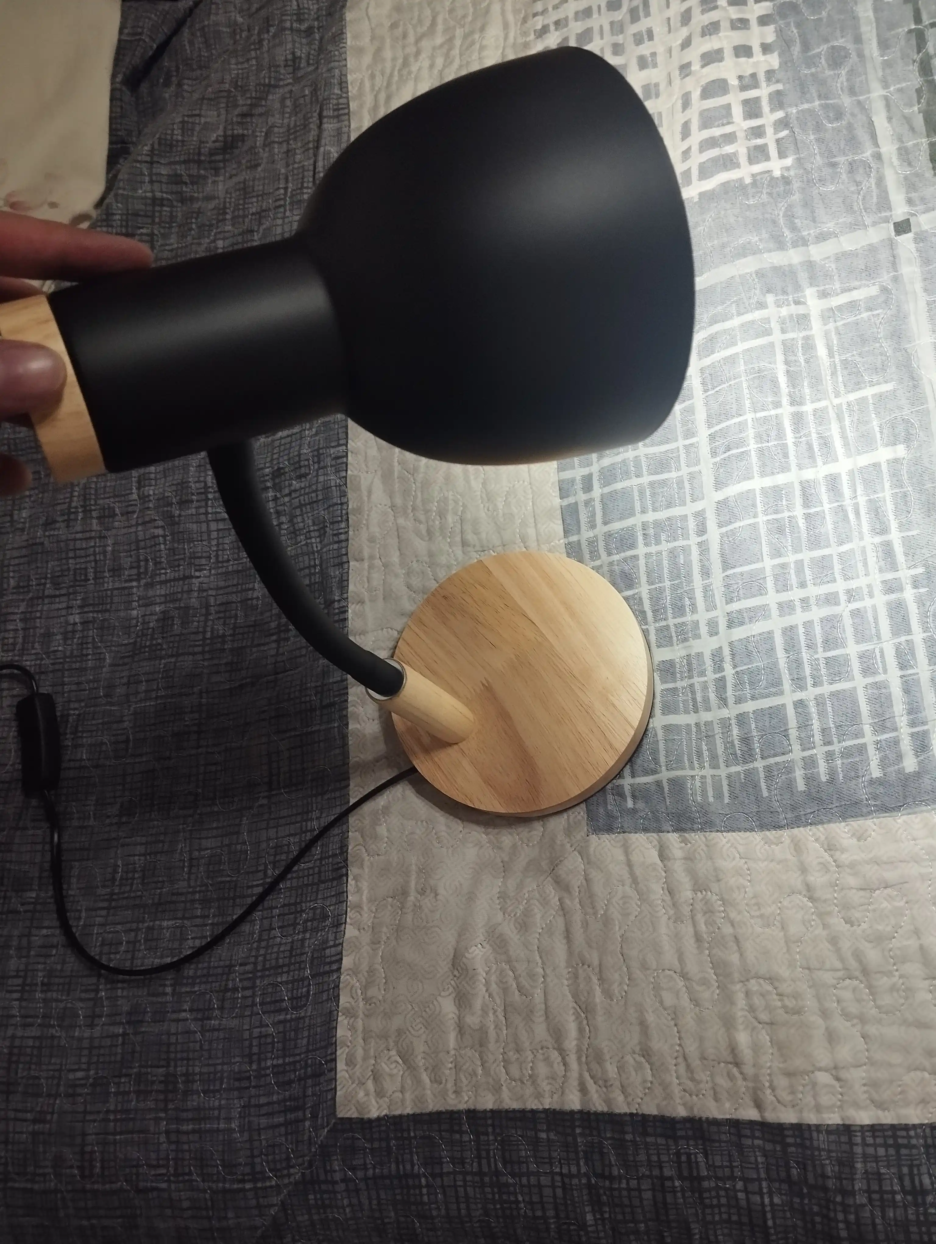 Yog'och tayanchli zamonaviy uslubdagi stol lampa  pushti,oq va qora ranglarda