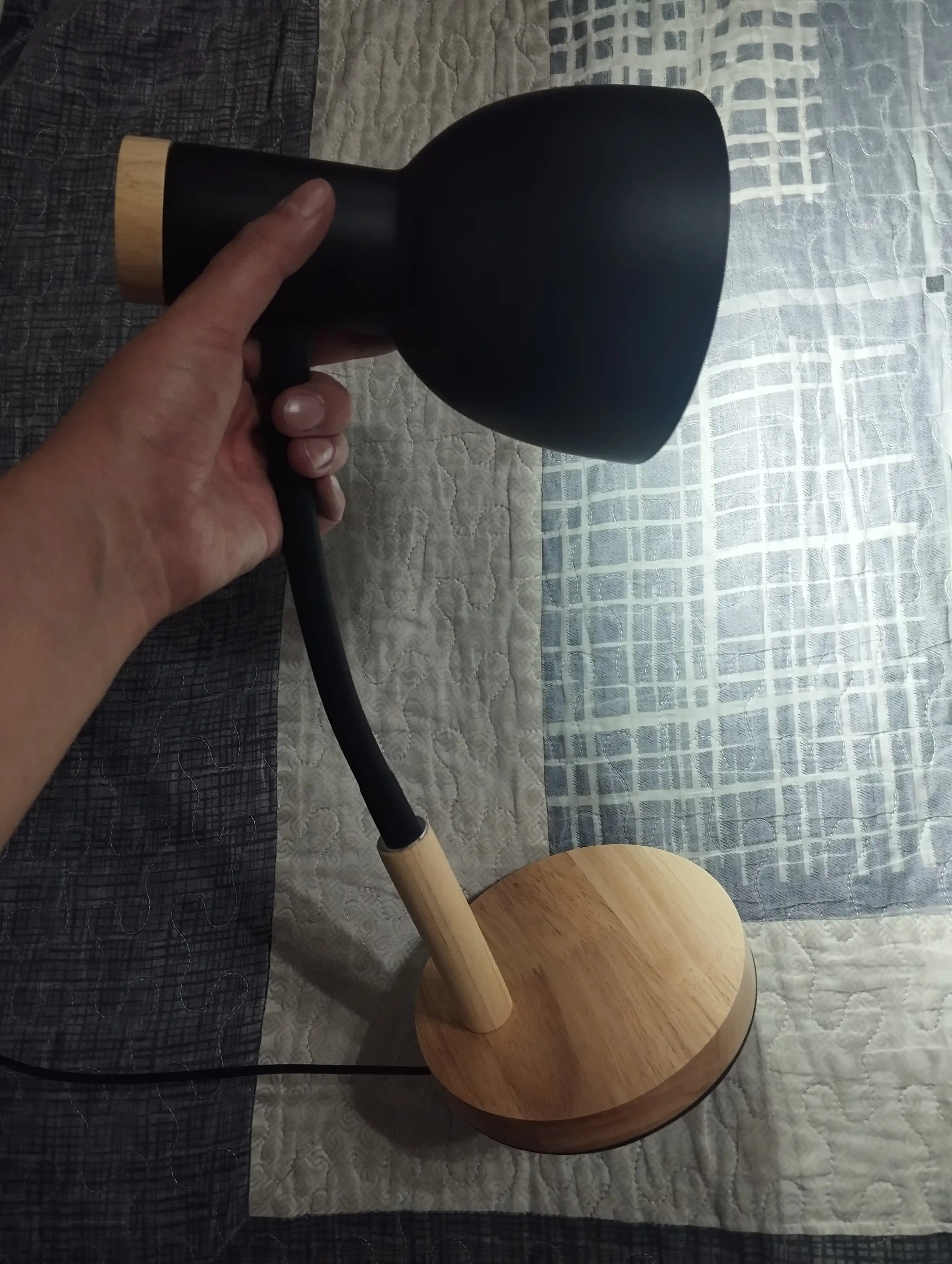 Yog'och tayanchli zamonaviy uslubdagi stol lampa  pushti,oq va qora ranglarda