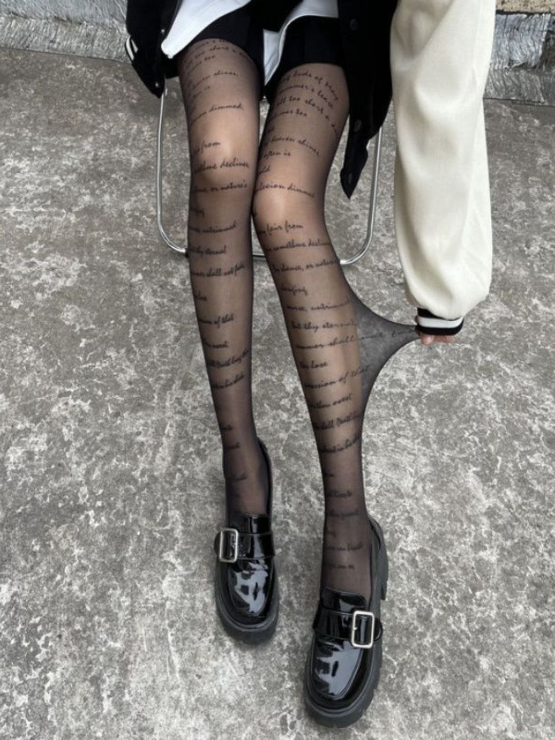 Колготки с рисунком бабочек и сердец – черно-белые 