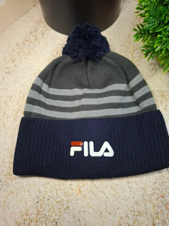 Erkaklar uchun uslubli qishki qalpoq — ichki tomoni flisli, pomponli, FILA