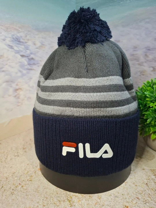 Erkaklar uchun uslubli qishki qalpoq — ichki tomoni flisli, pomponli, FILA