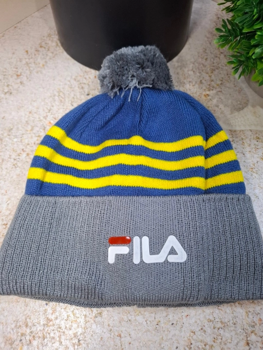 Erkaklar uchun uslubli qishki qalpoq — ichki tomoni flisli, pomponli, FILA