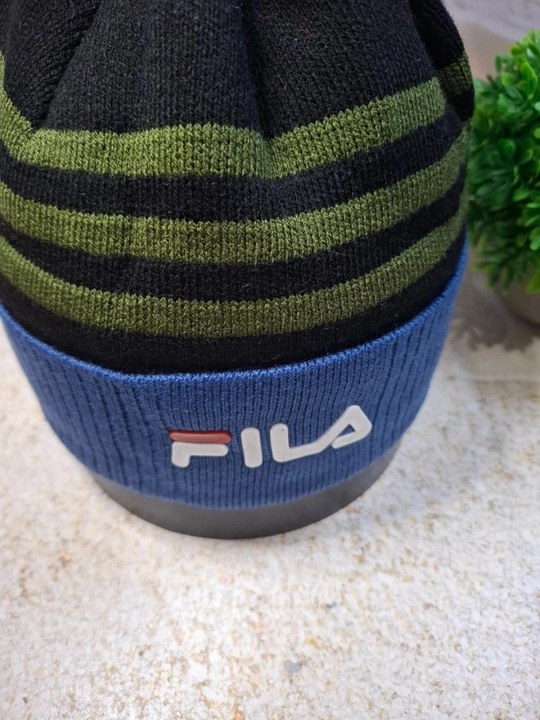 Erkaklar uchun uslubli qishki qalpoq — ichki tomoni flisli, pomponli, FILA