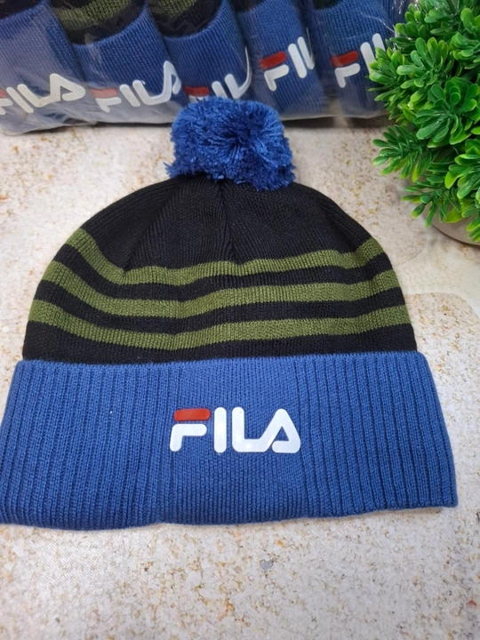 Erkaklar uchun uslubli qishki qalpoq — ichki tomoni flisli, pomponli, FILA